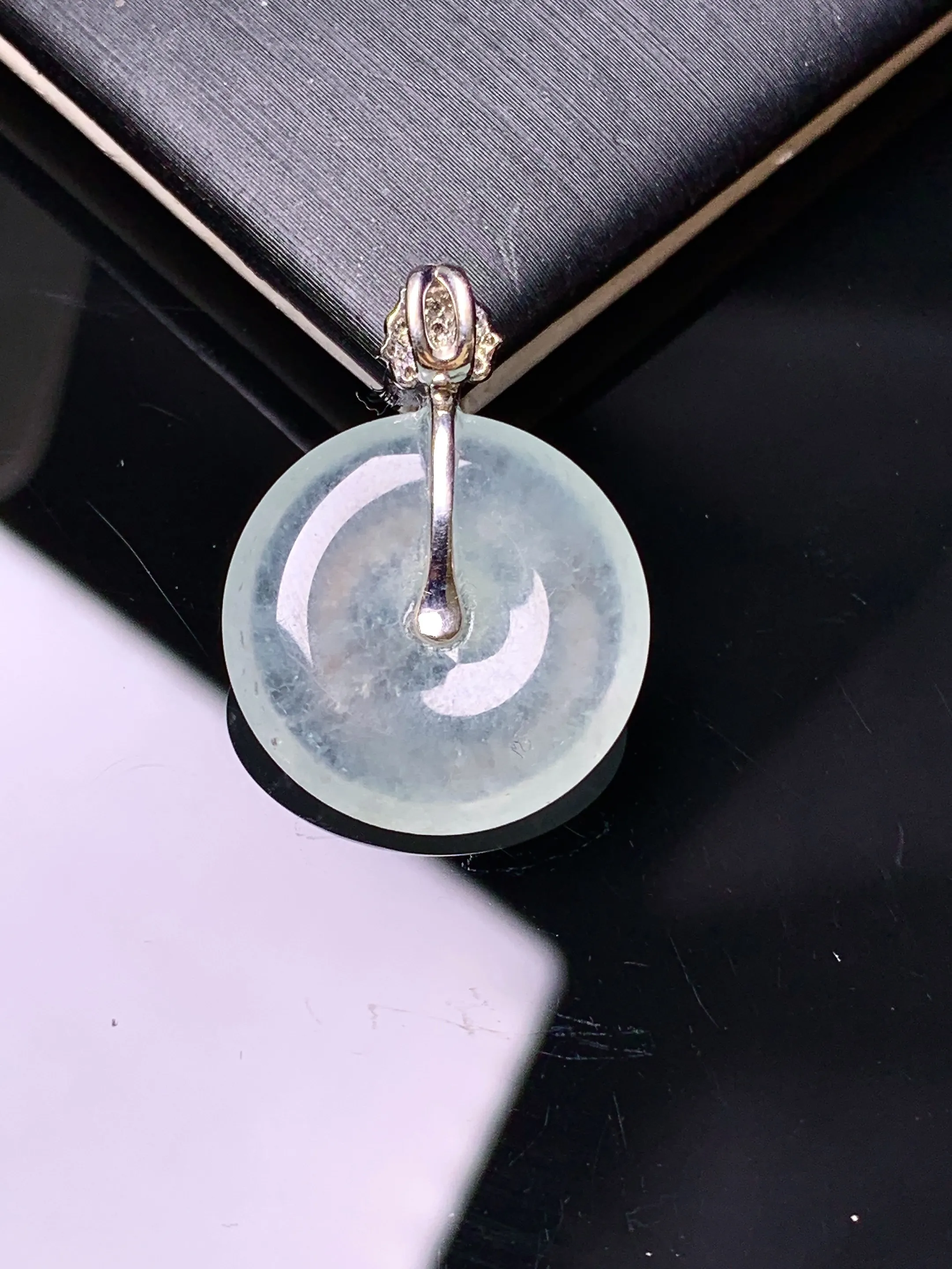 18金钻镶嵌冰种平安扣吊坠 玉质细腻 色泽清新艳丽 整体尺寸23.6*17.3*4