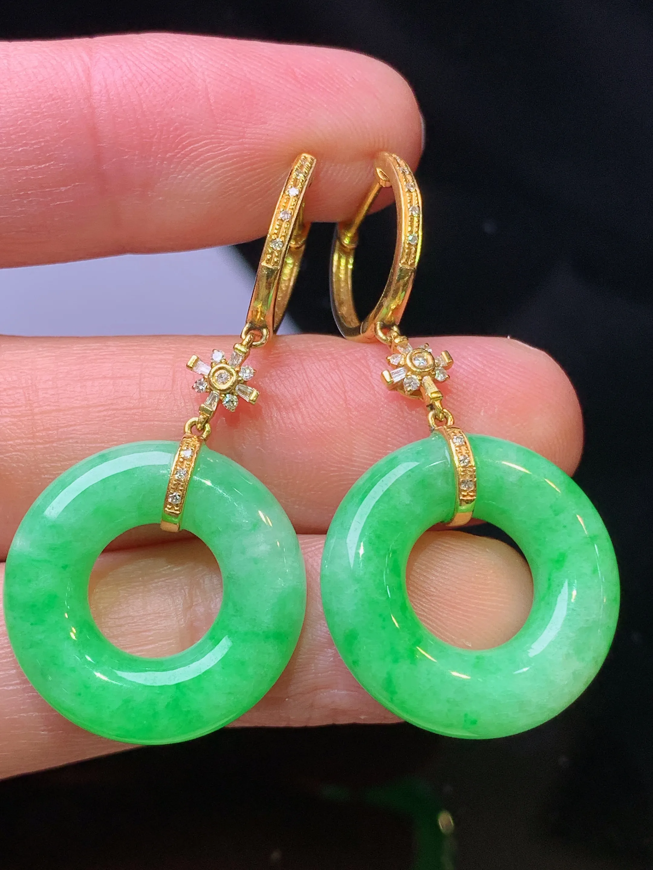 18k金钻镶嵌翠绿平安环耳坠 玉质细腻 色泽艳丽清新 整体尺寸 39.8*19.5*5