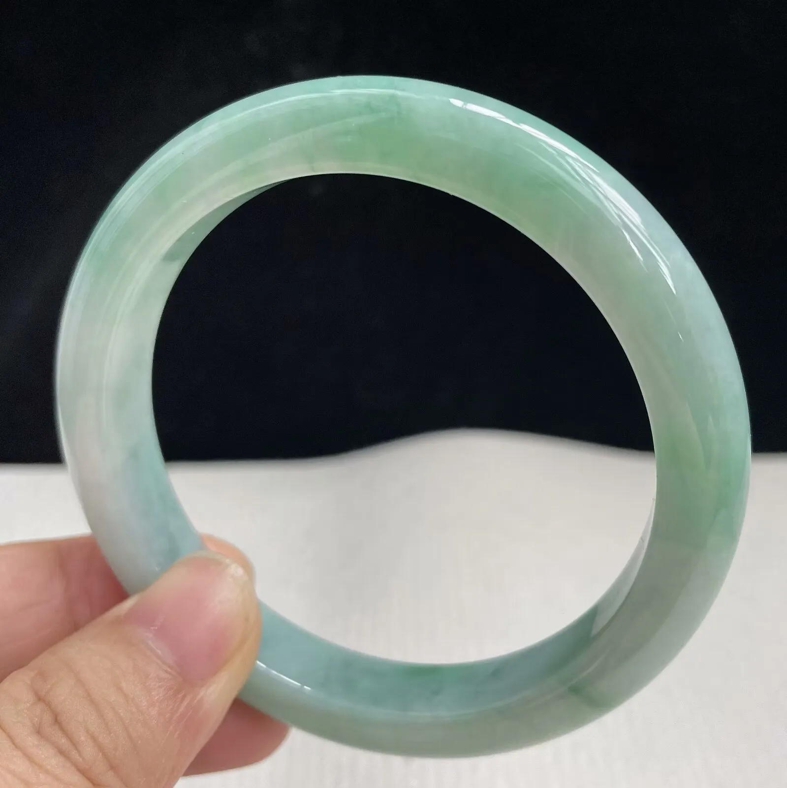 55圈口自然光拍摄天然翡翠A货飘绿好种水正圈手镯 43克