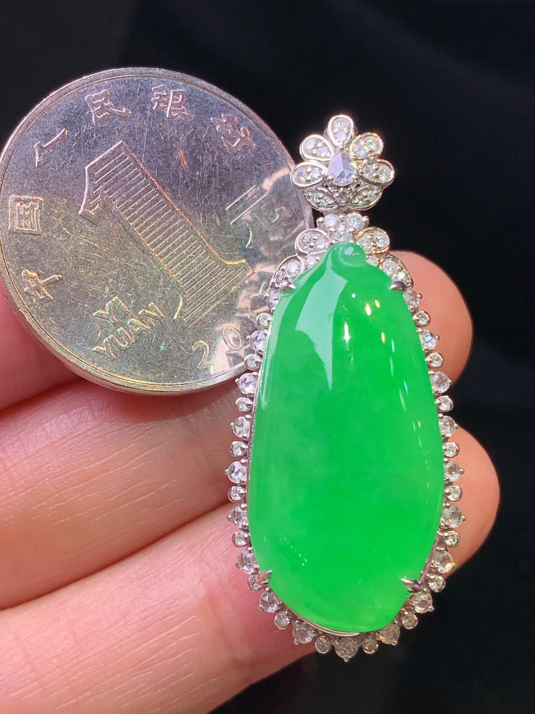 18k金钻镶嵌翠绿福瓜吊坠 玉质细腻 色泽艳丽清新 整体尺寸39*17*12.5