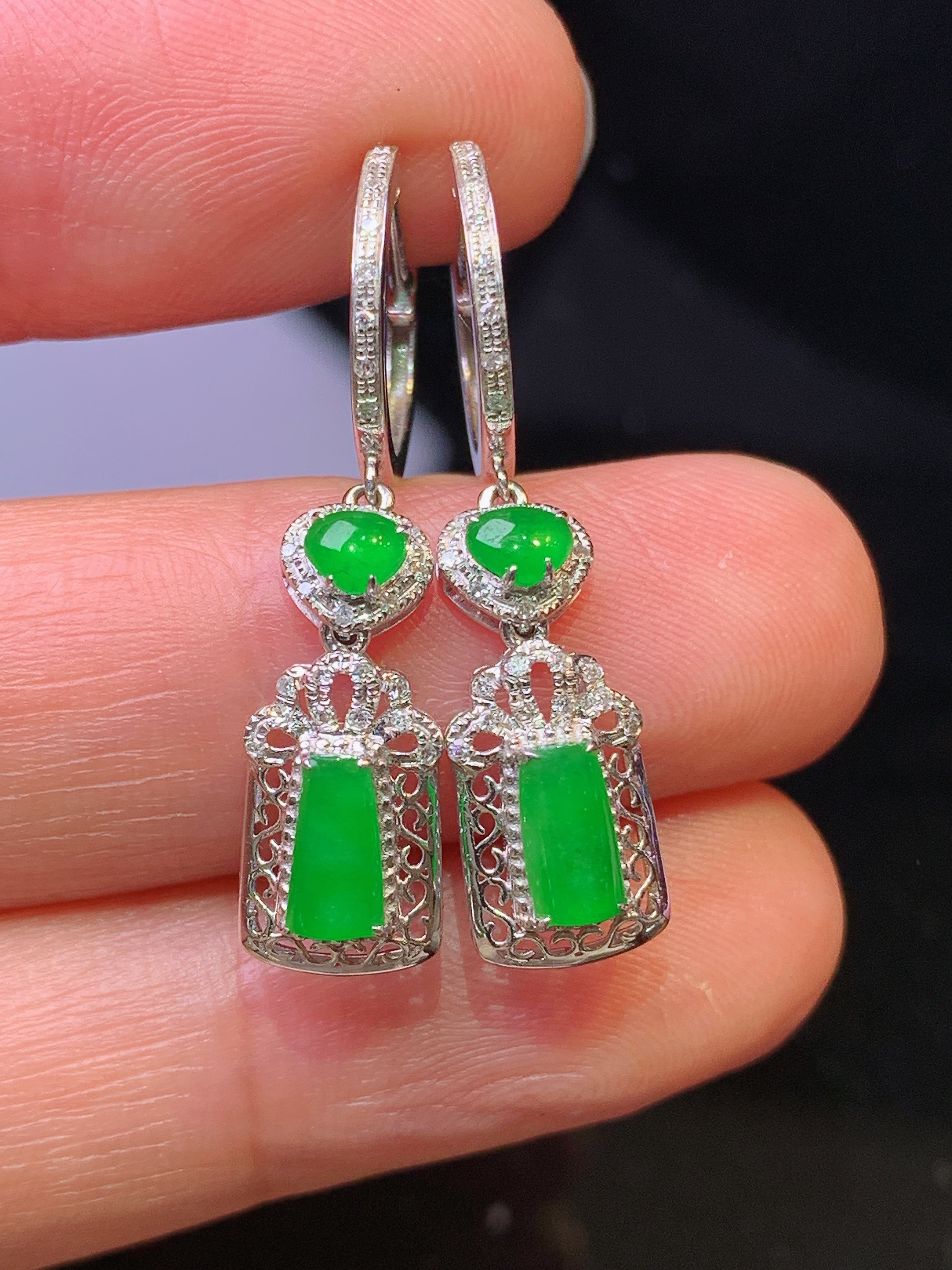 18k金钻镶嵌满绿玉柱耳坠 玉质细腻 色泽艳丽清新 整体尺寸30.5*7.2*4.6