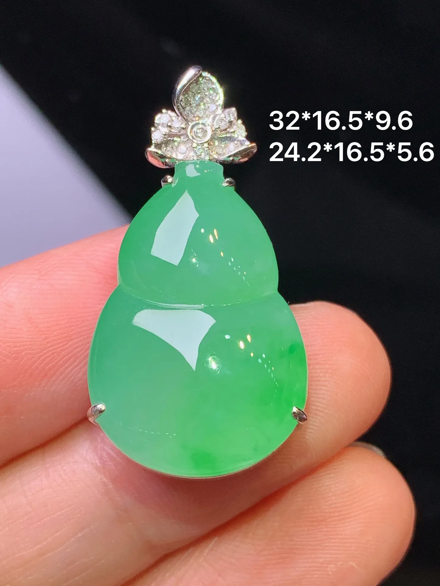 18k金钻镶嵌翠绿葫芦吊坠 玉质细腻 色泽艳丽清新 整体尺寸32*16.5*9.6