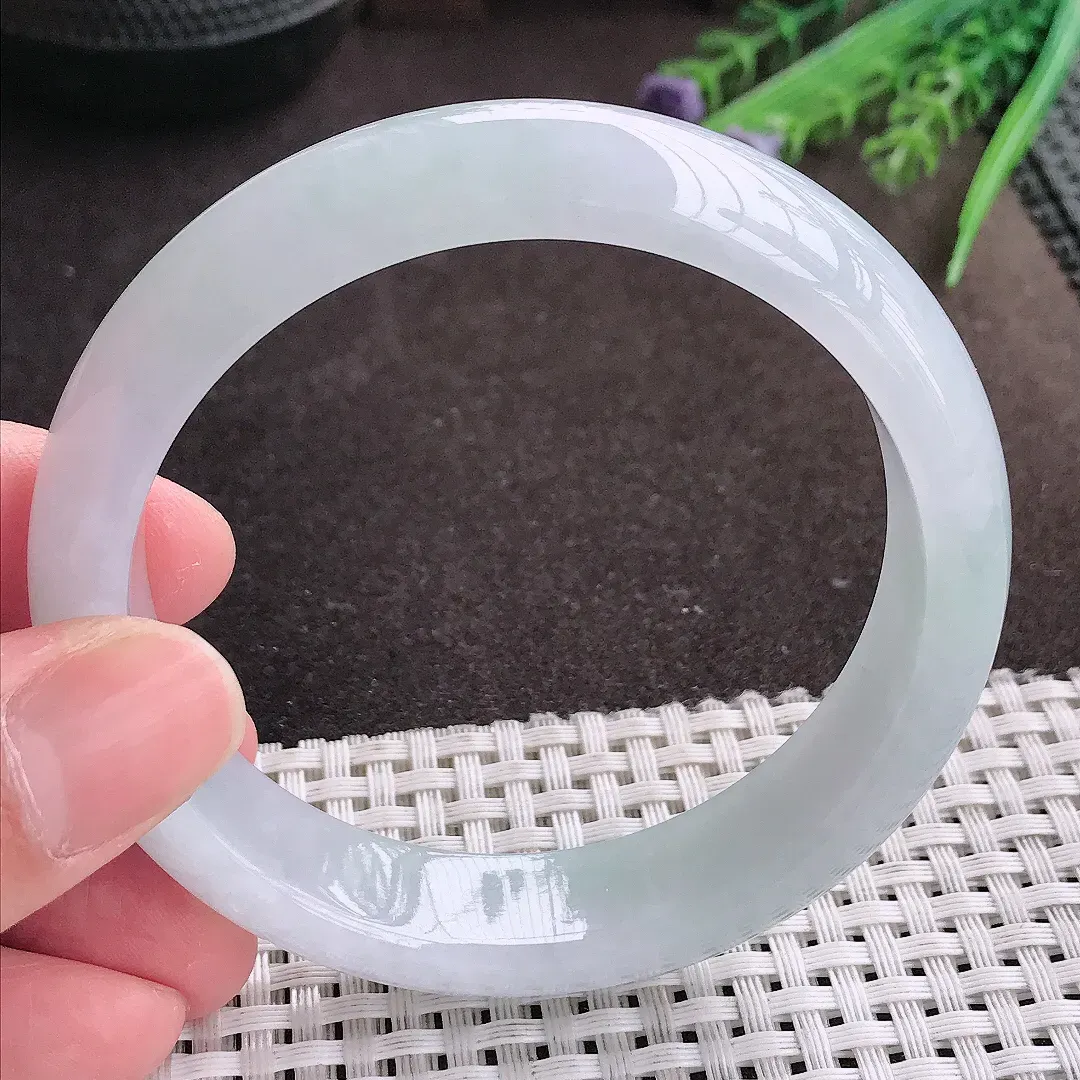 实拍A货翡翠59/14.3/8.1老坑秀气冰润月光白手镯宽边翡翠玉镯