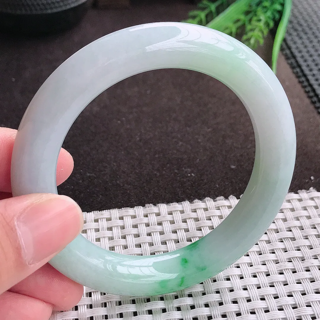 实拍A货翡翠56/11老坑冰润飘绿圆条手镯翡翠玉镯