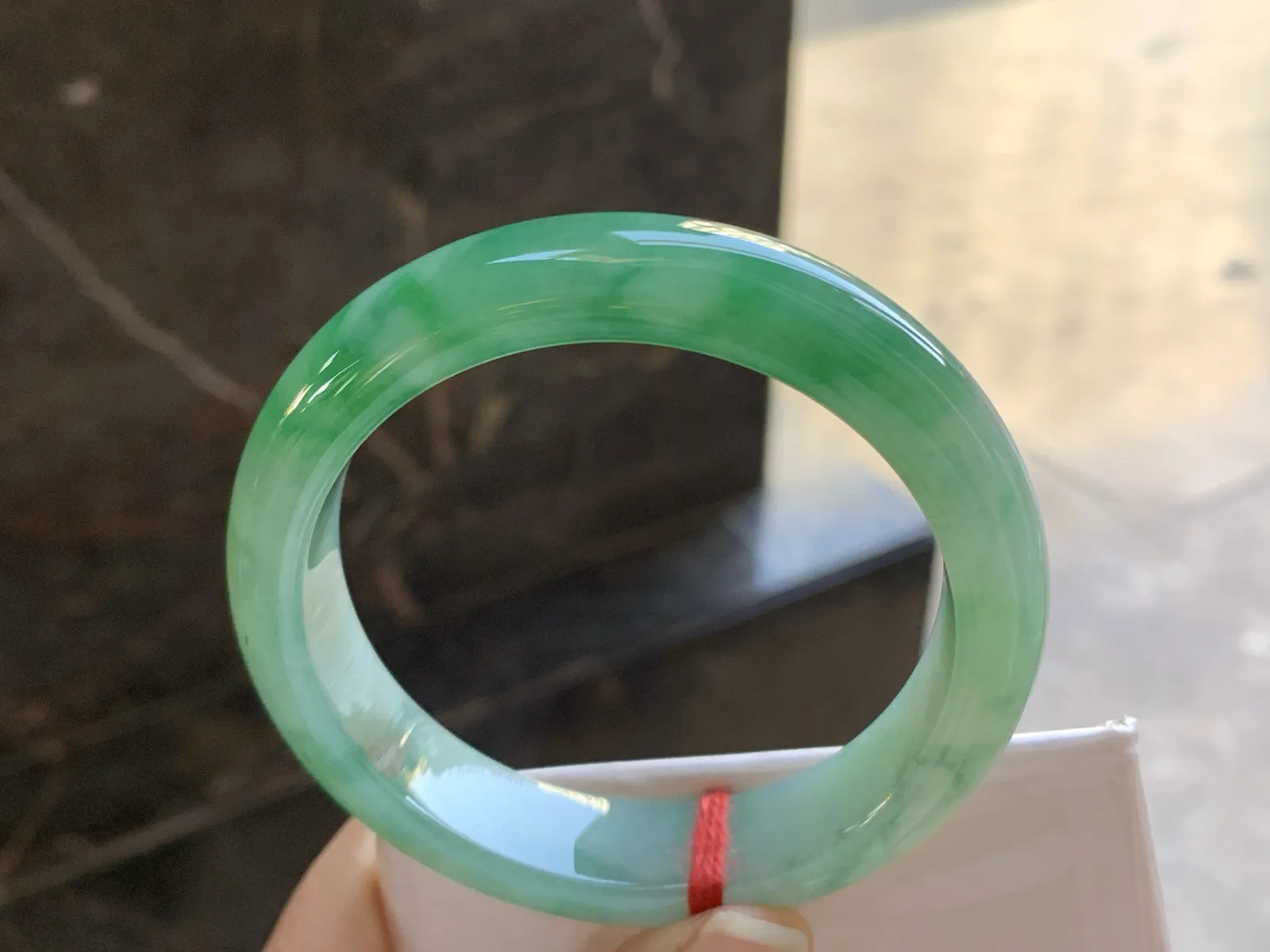 56-12.9-8.3

绿色手镯^_^颜色鲜艳 玉质温润