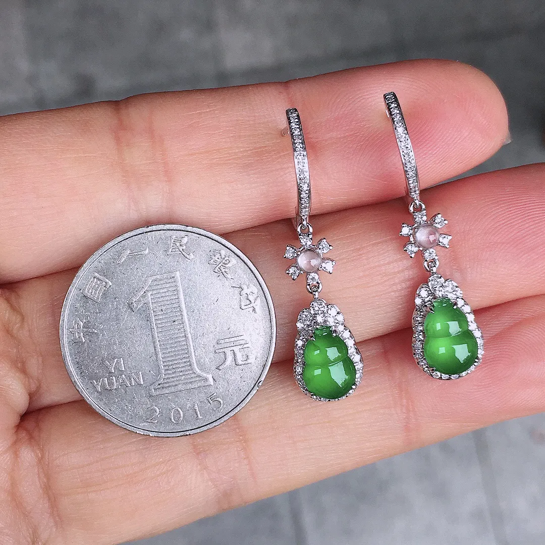 阳绿葫芦耳坠，色泽均匀艳丽，玉质细腻，荧光感超
强，饱满圆润，尽显优雅气质，18k
金豪华镶嵌