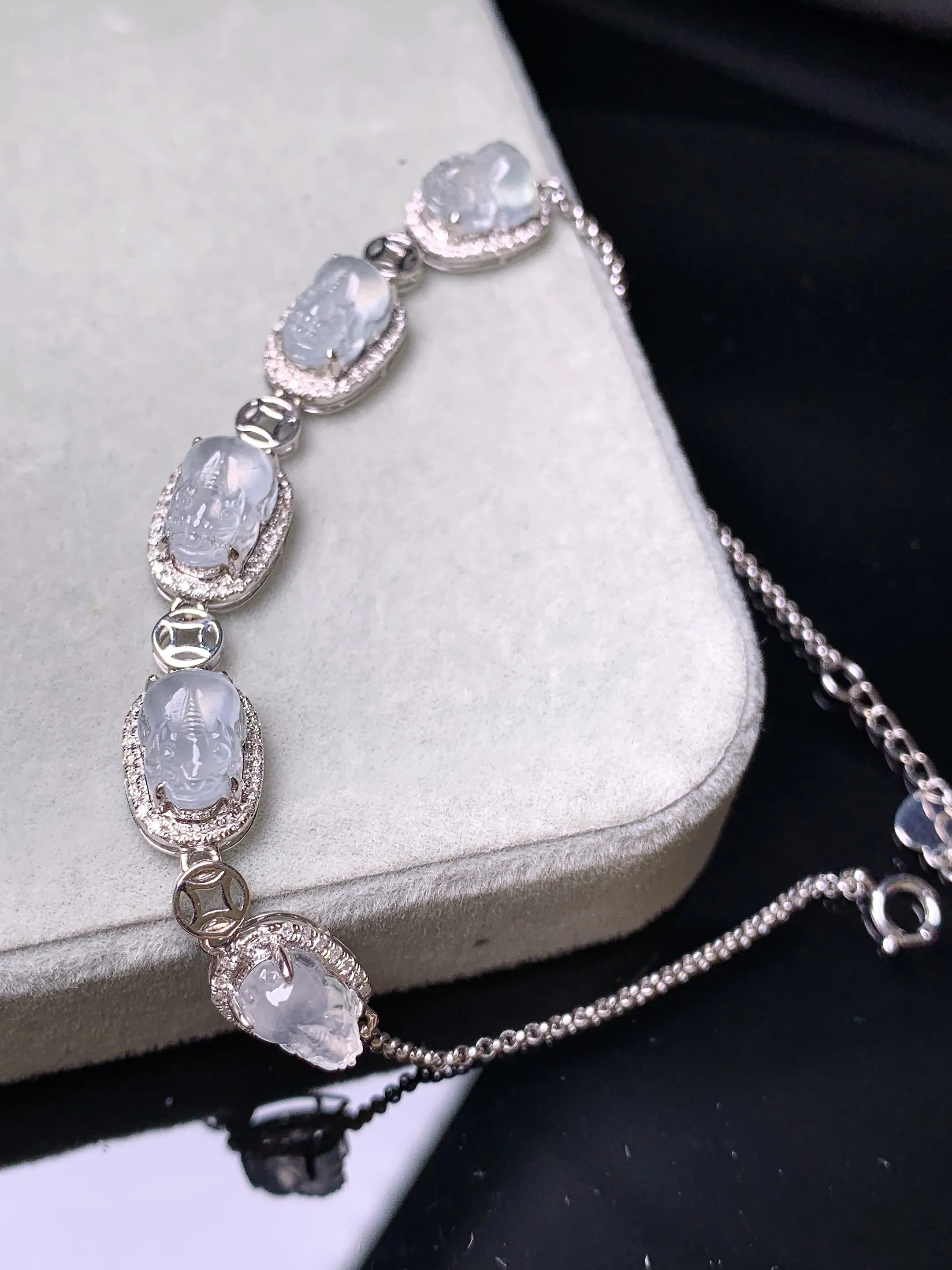 18k金钻镶嵌冰种貔貅手链 玉质细腻 色泽艳丽清新 整体尺寸10.8*7.6*6