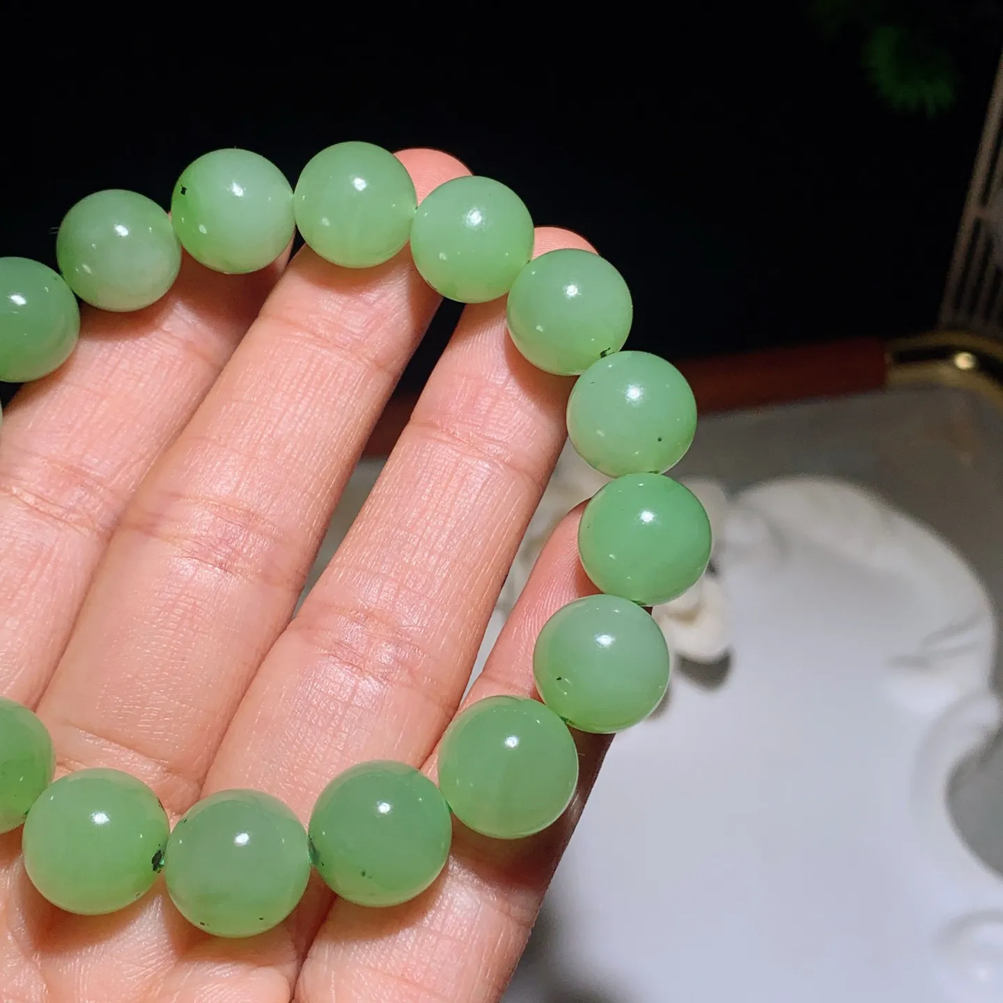 和田玉苹果绿俄罗斯碧玉手串 单颗尺寸12！玉质细腻油润。手推出油。佩戴高端典雅。lt260122