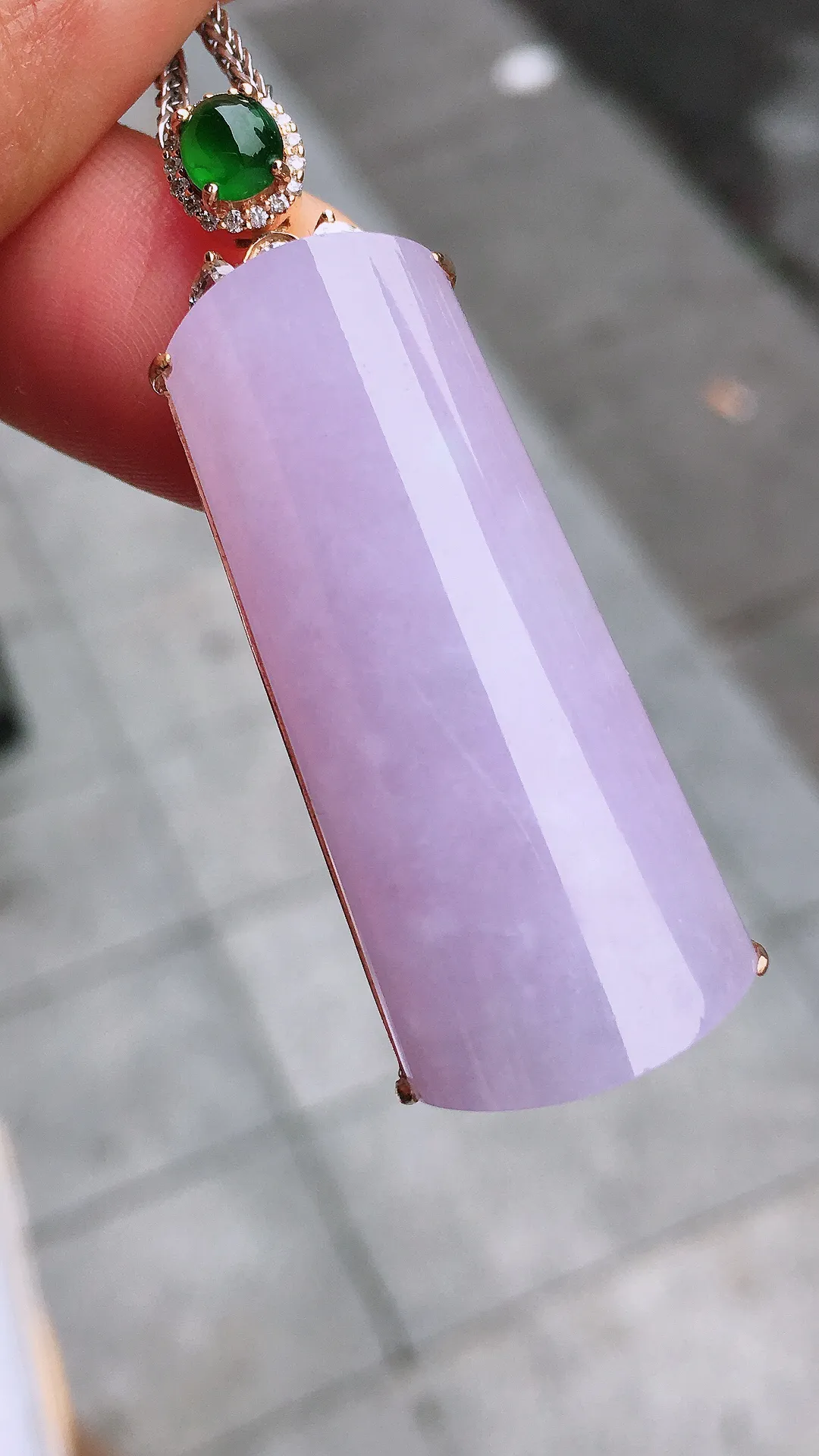 淡紫罗兰无事牌吊坠，色泽均匀艳丽，玉质细腻，荧光感超
强，饱满圆润，尽显优雅气质，18k
金豪华镶嵌