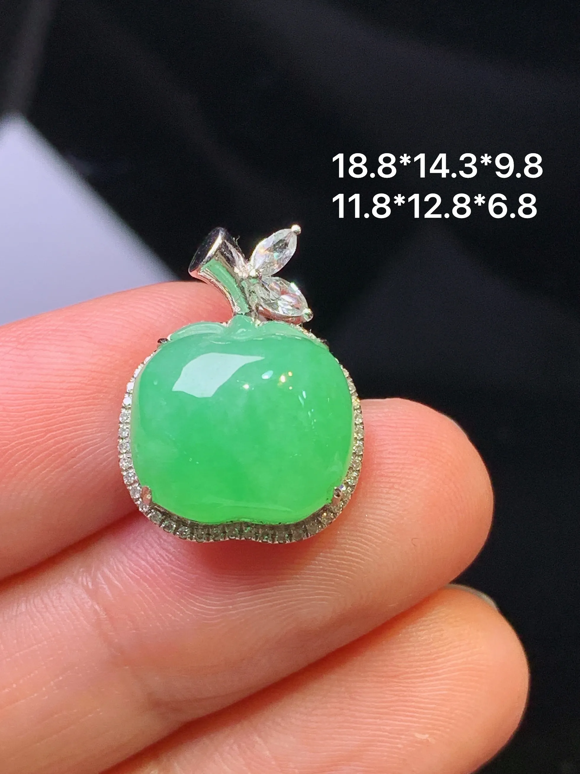 18金钻镶嵌翠绿苹果吊坠 玉质细腻 色泽清新艳丽 整体尺寸18.8*14.3*9.8