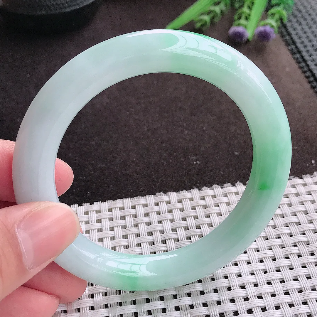 实拍A货翡翠56/10.5/10.7老坑冰润水灵飘阳绿圆条手镯翡翠玉镯