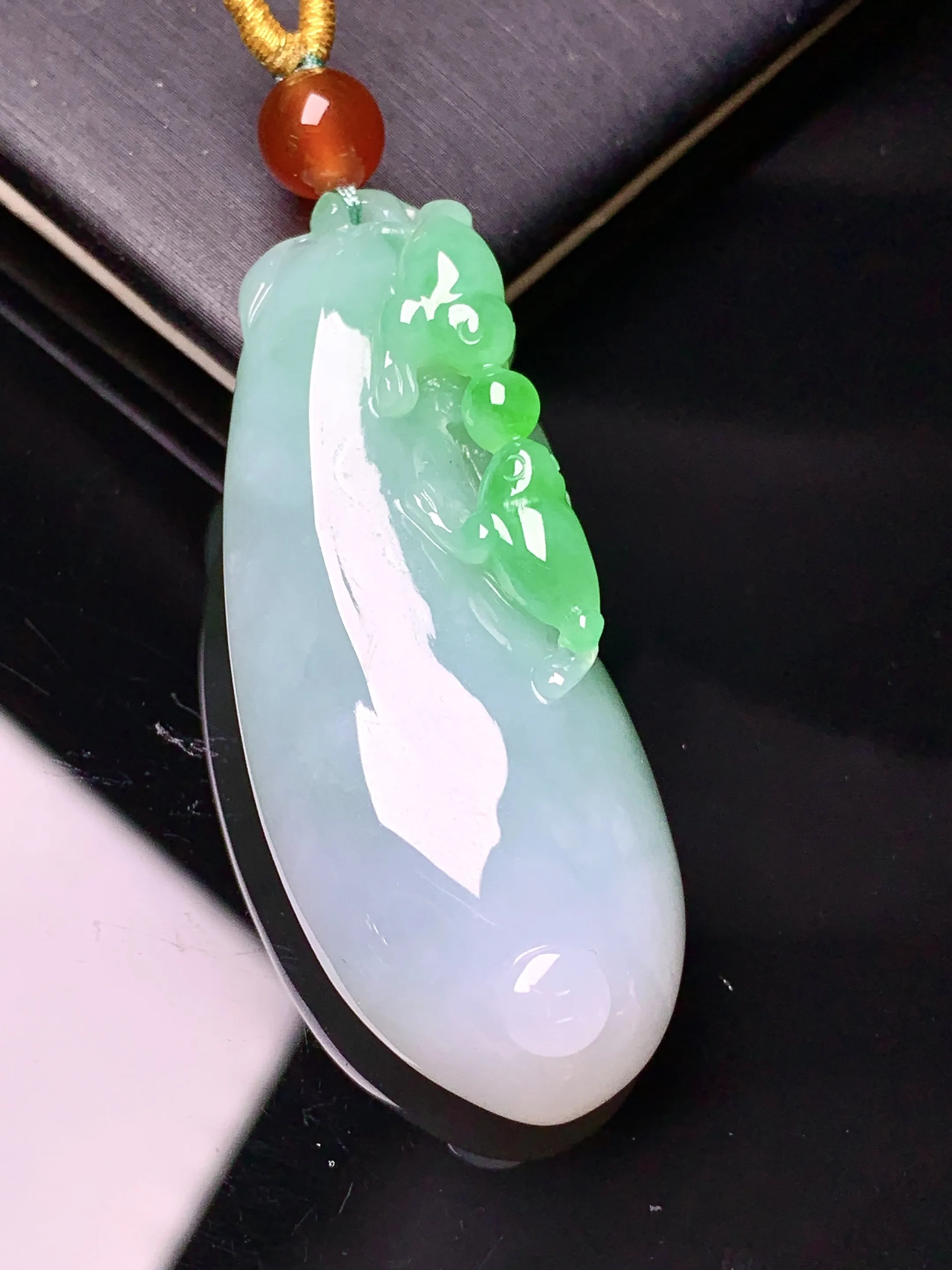 飘绿福瓜吊坠 玉质细腻 色泽清新艳丽 整体尺寸45.5*18*10.6