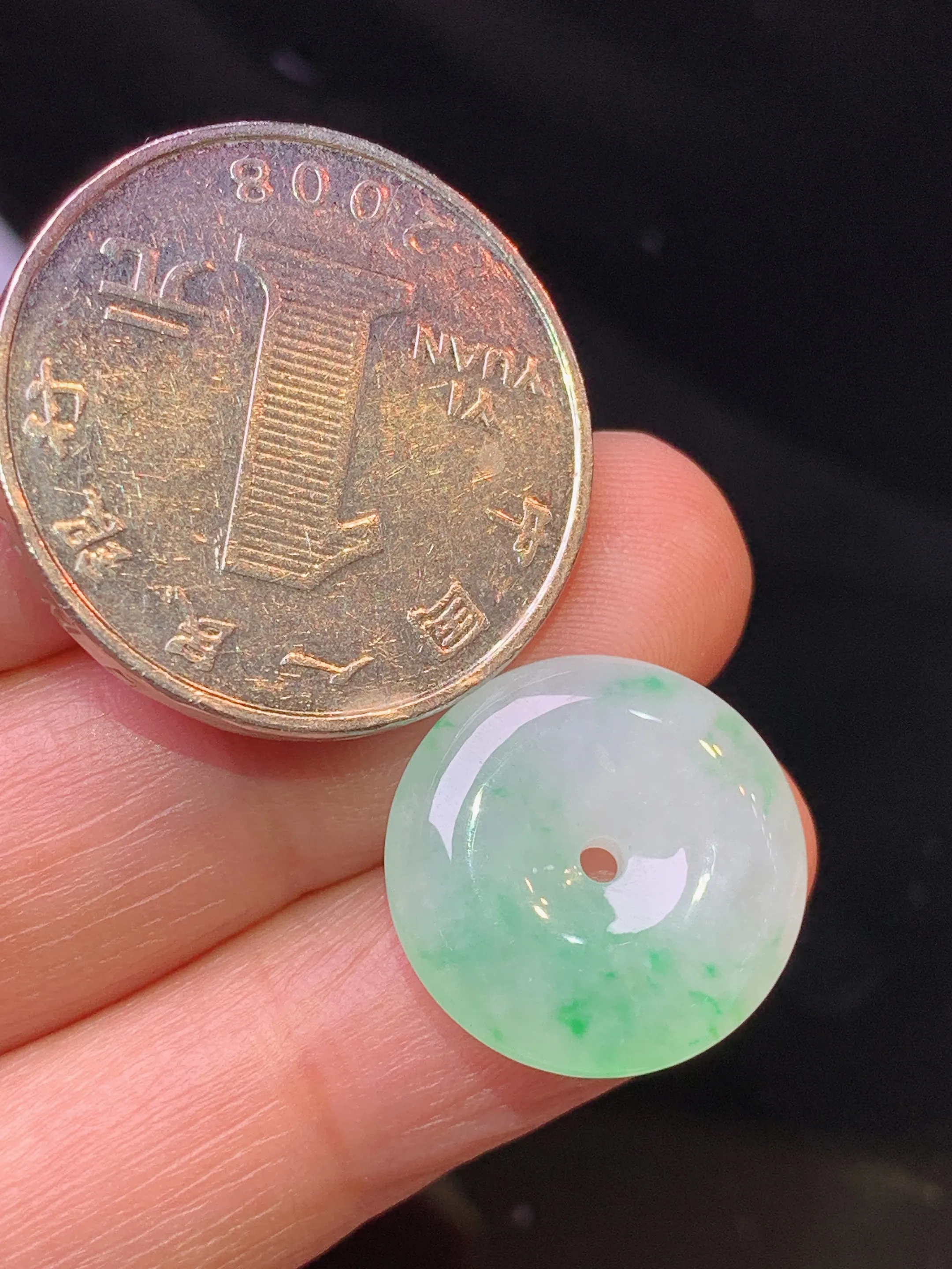 飘绿平安扣吊坠 玉质细腻 色泽艳丽清新 整体尺寸 16.6*5