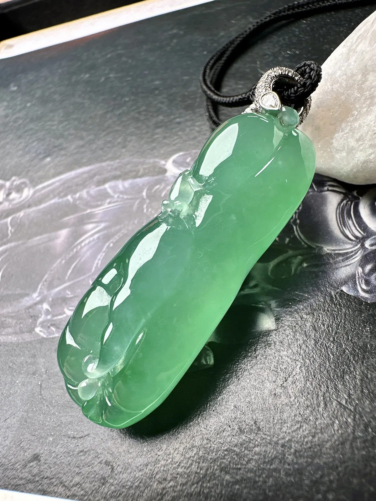 【冰种满绿呱呱来财吊坠】大尺寸佛手瓜，质地冰润细腻，种老起光，收藏品质，18k金钻镶嵌扣头，裸石尺寸51.5*20*16毫米