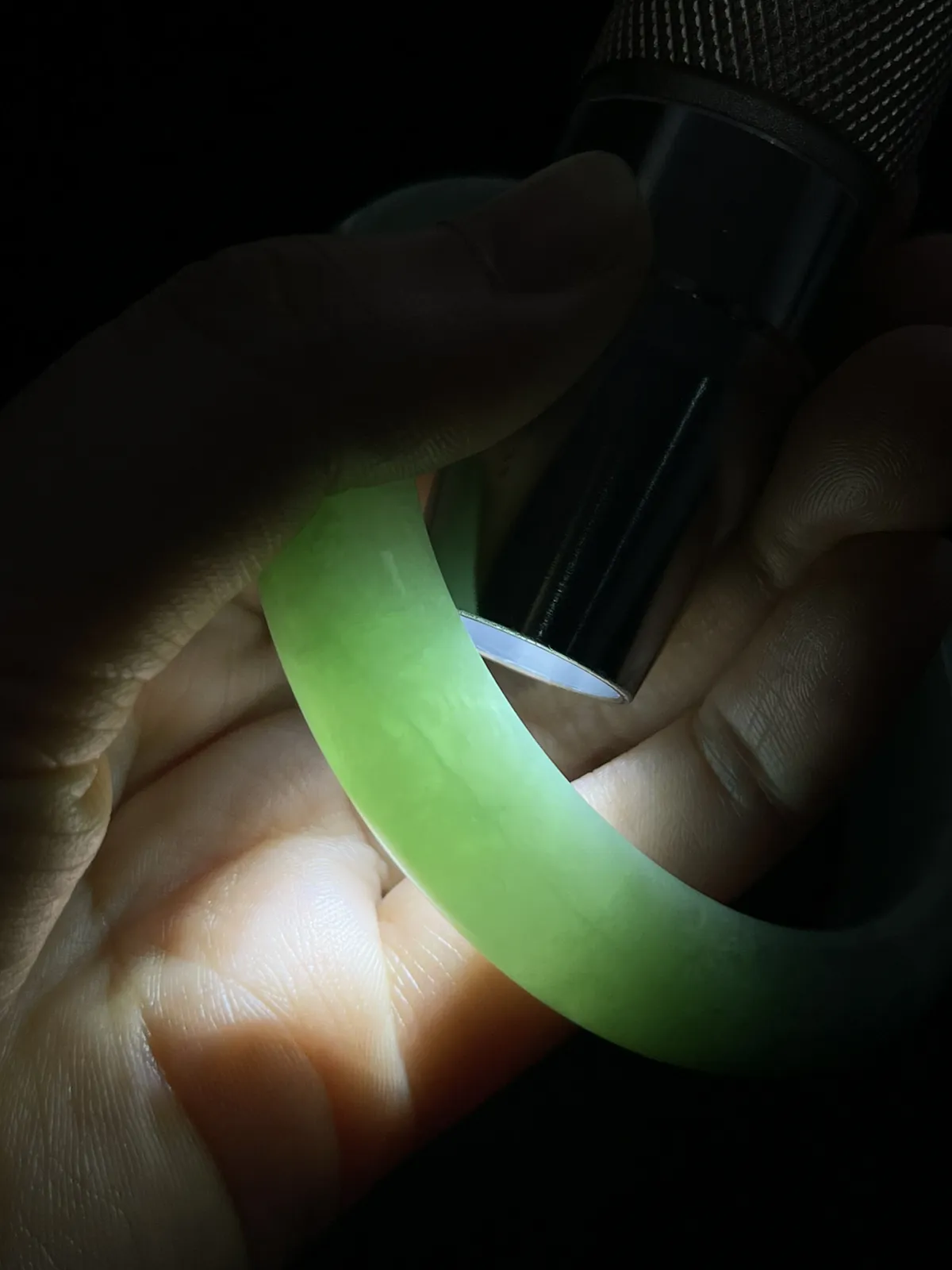 正圈55.8圈口，翡翠糯化种飘绿手镯