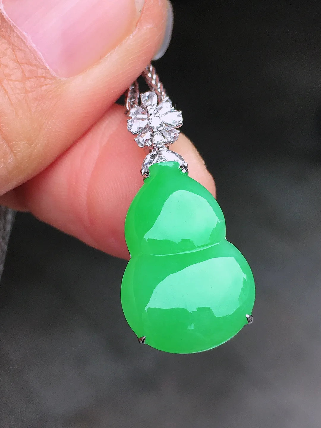 阳绿葫芦吊坠，色泽均匀艳丽，玉质细腻，荧光感超
强，饱满圆润，尽显优雅气质，18k
金豪华镶嵌