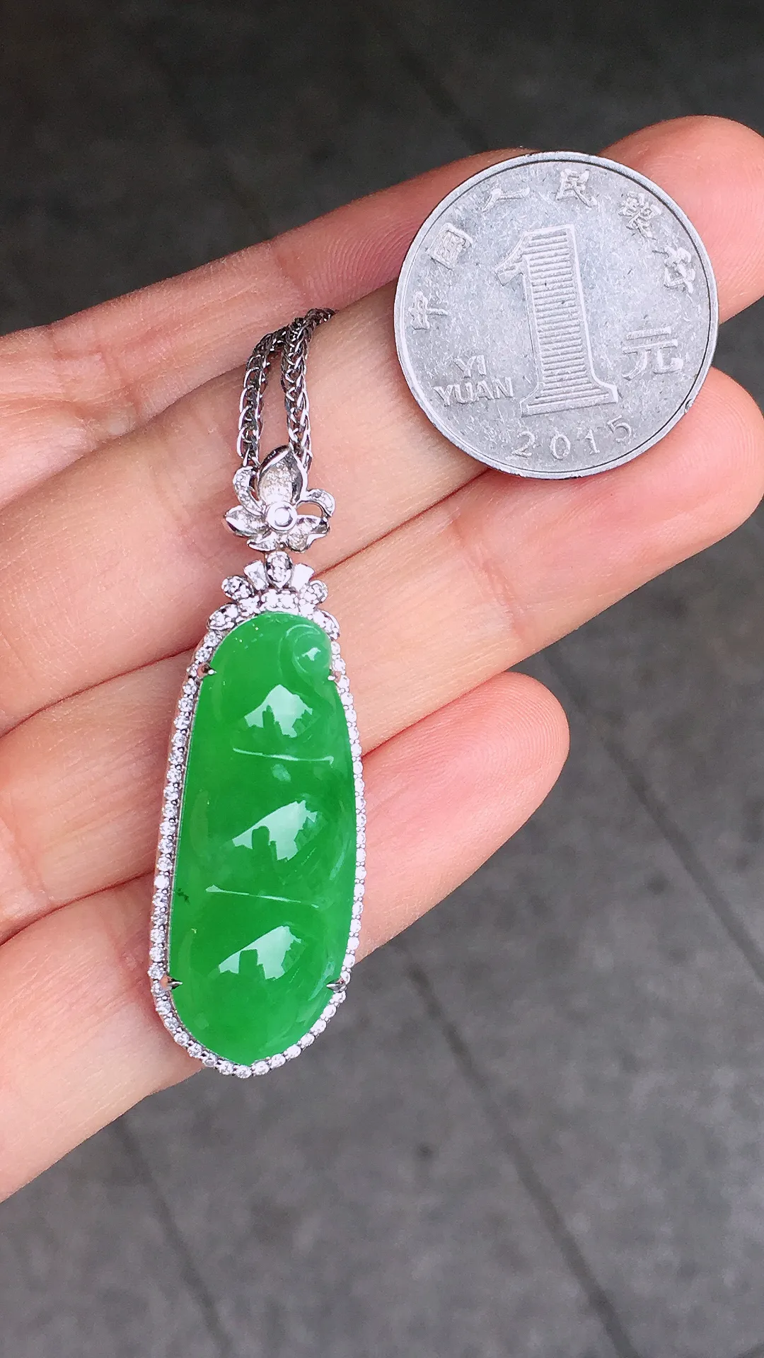 阳绿福豆吊坠，色泽均匀艳丽，玉质细腻，荧光感超
强，饱满圆润，尽显优雅气质，18k
金豪华镶嵌