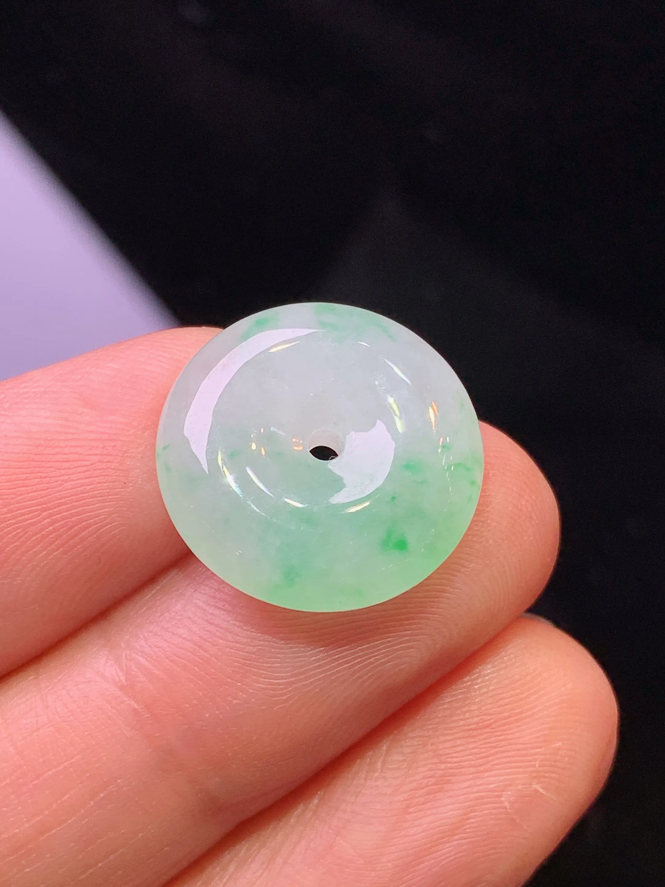 飘绿平安扣吊坠 玉质细腻 色泽艳丽清新 整体尺寸 16.6*5