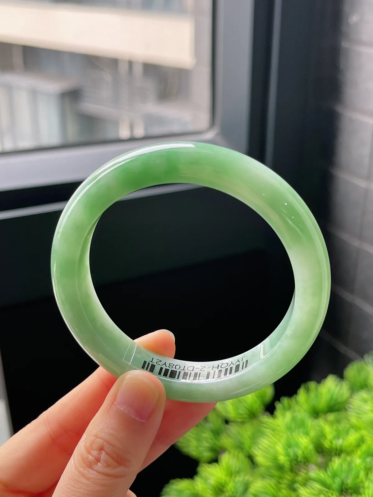 正圈55.8圈口，翡翠糯化种飘绿手镯