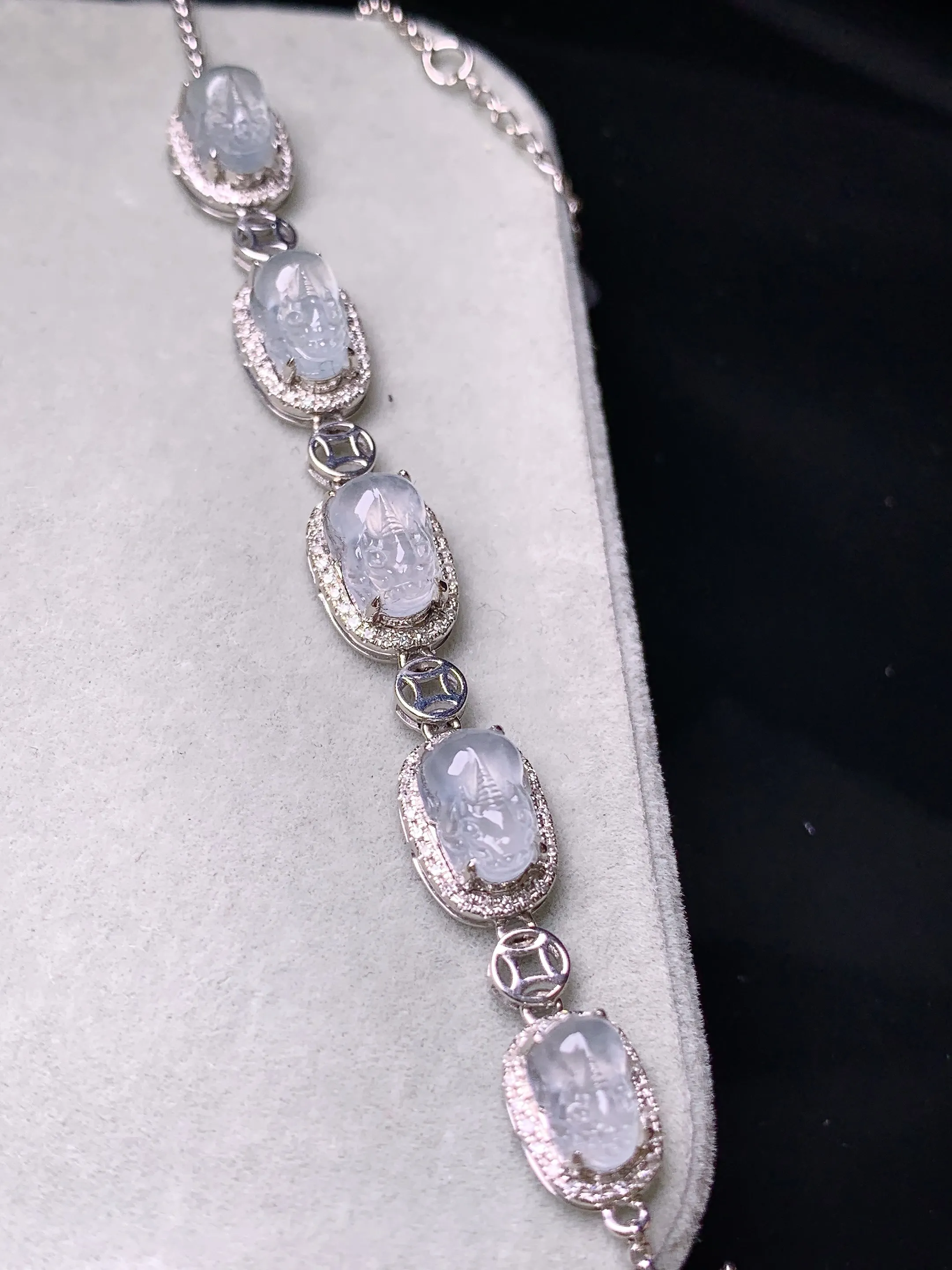 18k金钻镶嵌冰种貔貅手链 玉质细腻 色泽艳丽清新 整体尺寸10.8*7.6*6