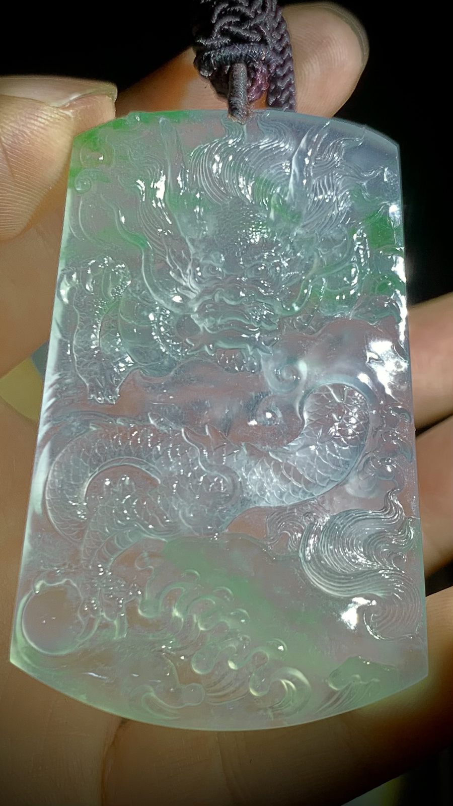 【盛世龙腾·神龙护主】，高品质龙牌，
经鼎玉雕艺术作品，63-40-7mm，39g，。