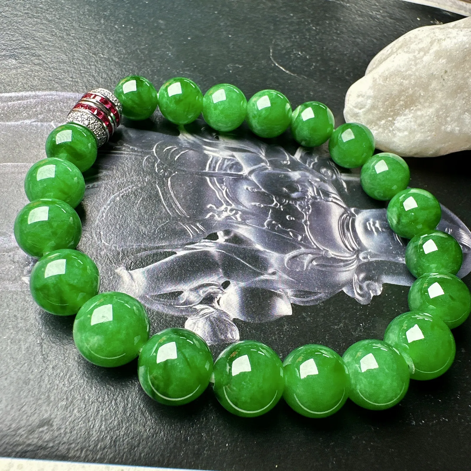 【冰种满绿圆珠手串】辣绿色泽，冰感十足，通透闪亮，颜色很艳丽，收藏品质，推荐入手。直径8.4-10.