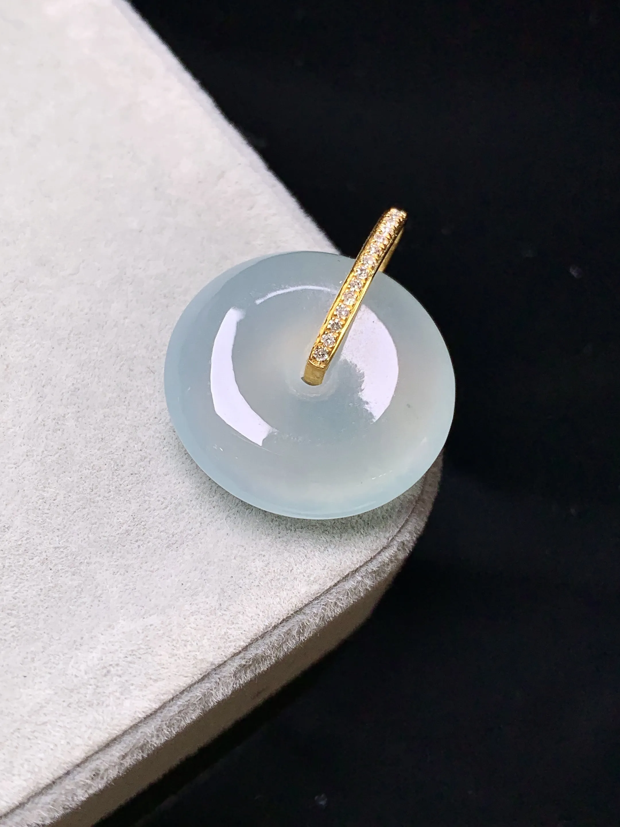 18k金钻镶嵌冰种平安扣吊坠 玉质细腻 色泽艳丽清新 整体尺寸21.5*17.5*5.2