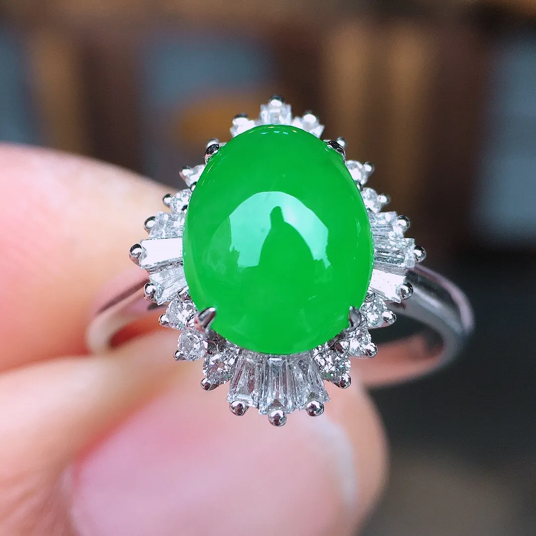 阳绿蛋面戒指，色泽均匀艳丽，玉质细腻，荧光感超
强，饱满圆润，尽显优雅气质，18k
金豪华镶嵌