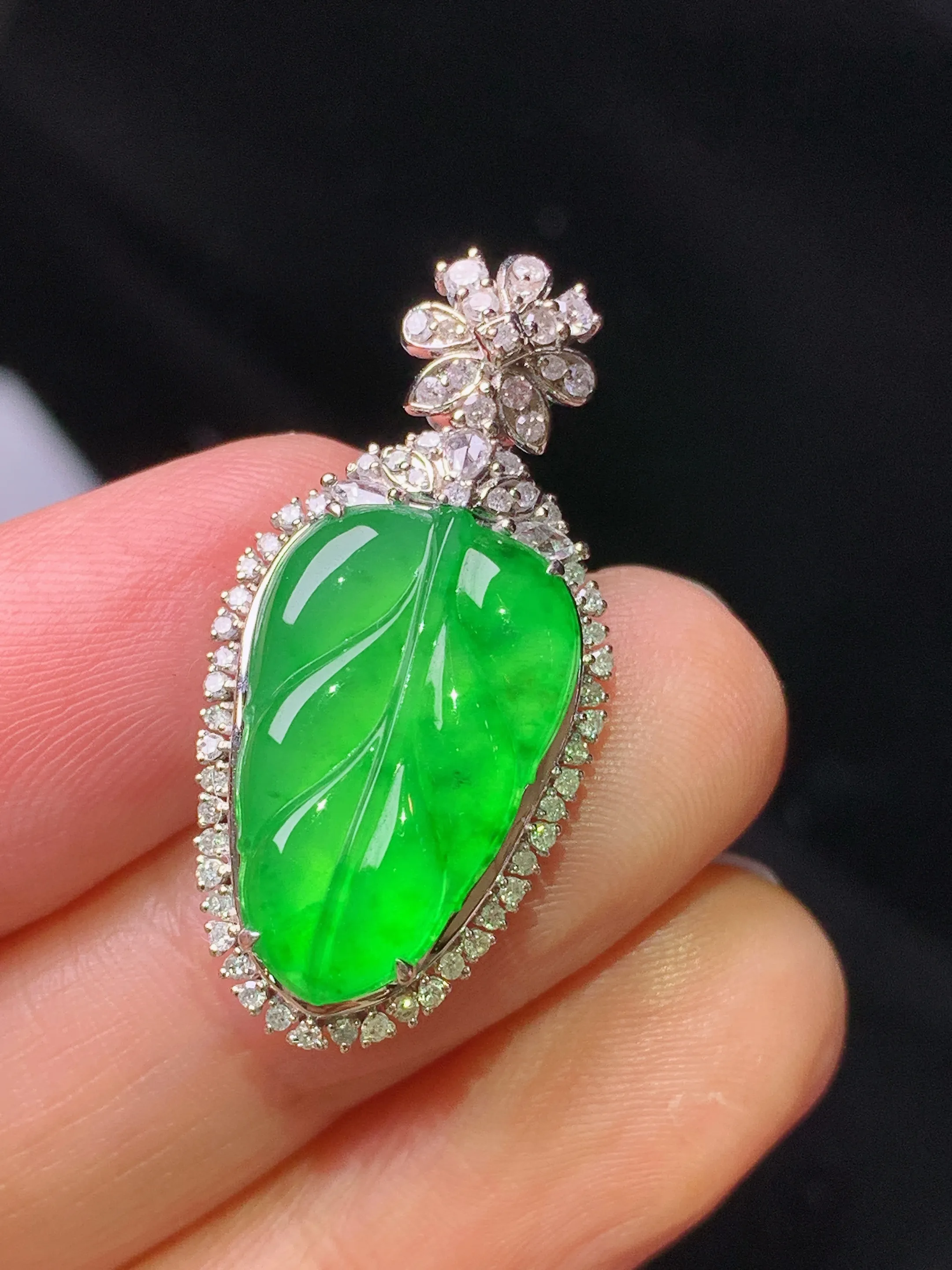 18k金钻镶嵌满绿树叶吊坠 玉质细腻 色泽艳丽清新 整体尺寸30.3*14.8*7.5