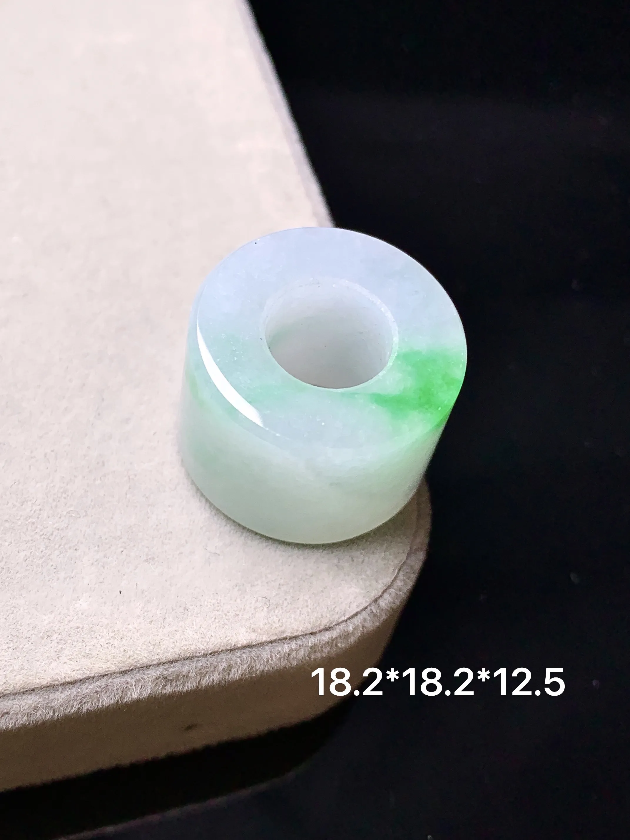 飘绿路路通吊坠 玉质细腻 色泽清新艳丽 整体尺寸18.2*18.2*12.5