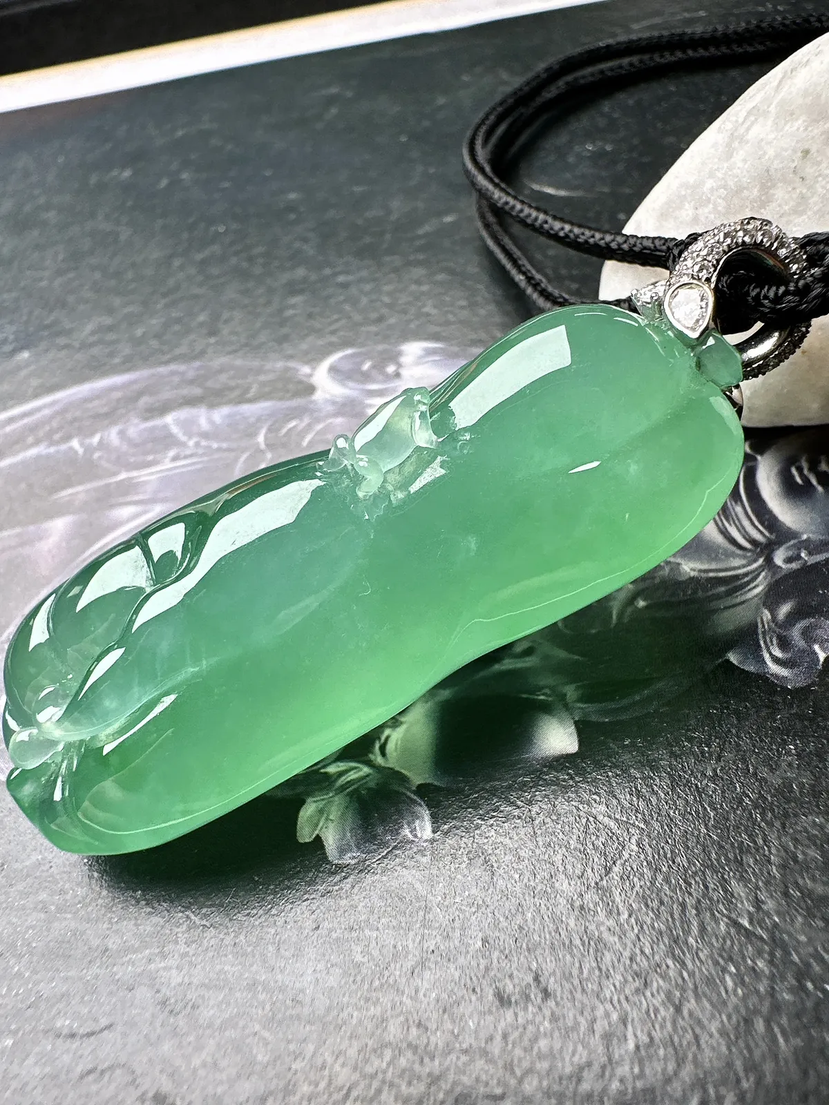 【冰种满绿呱呱来财吊坠】大尺寸佛手瓜，质地冰润细腻，种老起光，收藏品质，18k金钻镶嵌扣头，裸石尺寸51.5*20*16毫米