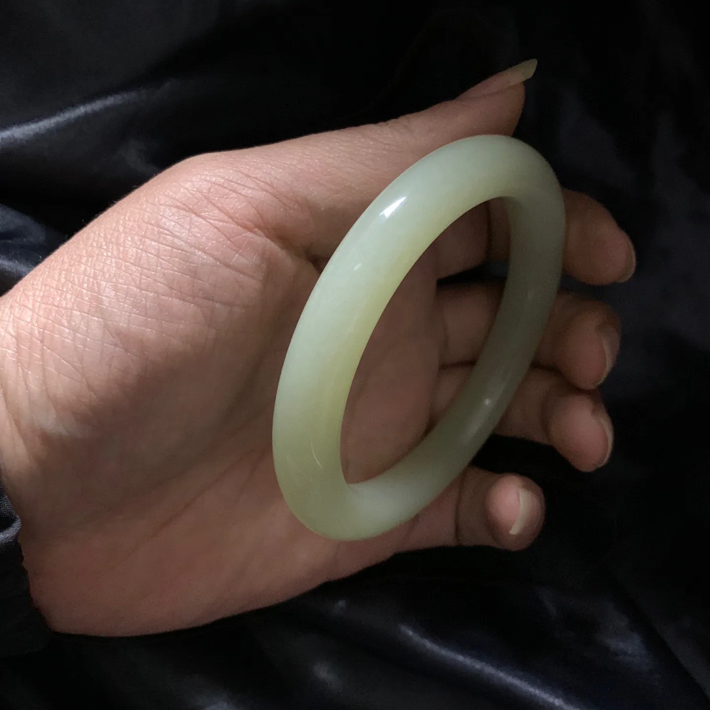 63圈口和田玉清水色手镯【挽间柔情】，和田玉63圈口手镯，镯型古朴典雅。在诗情画意的雨巷相遇，你是我