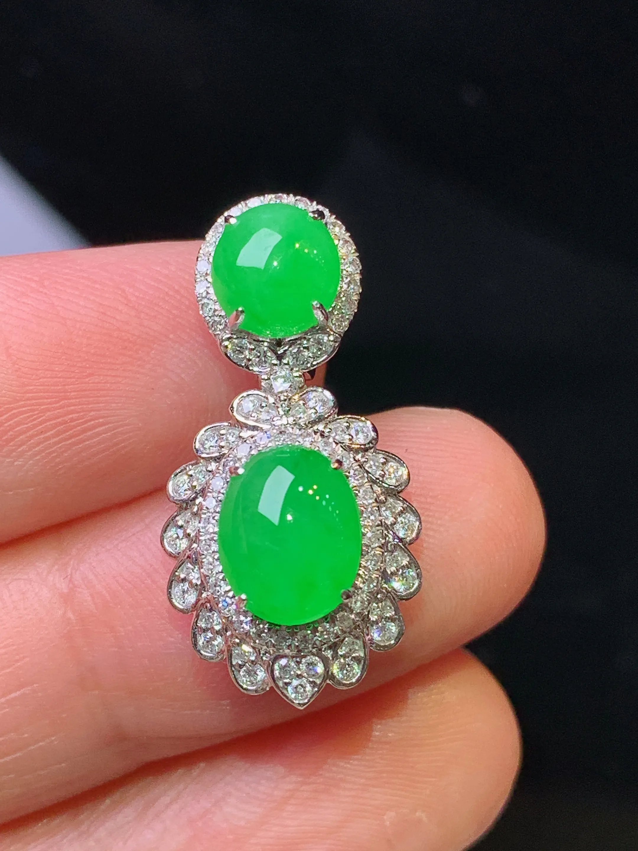 18k金钻镶嵌满绿蛋面吊坠 玉质细腻 色泽艳丽清新 整体尺寸 25.2*12.5*9