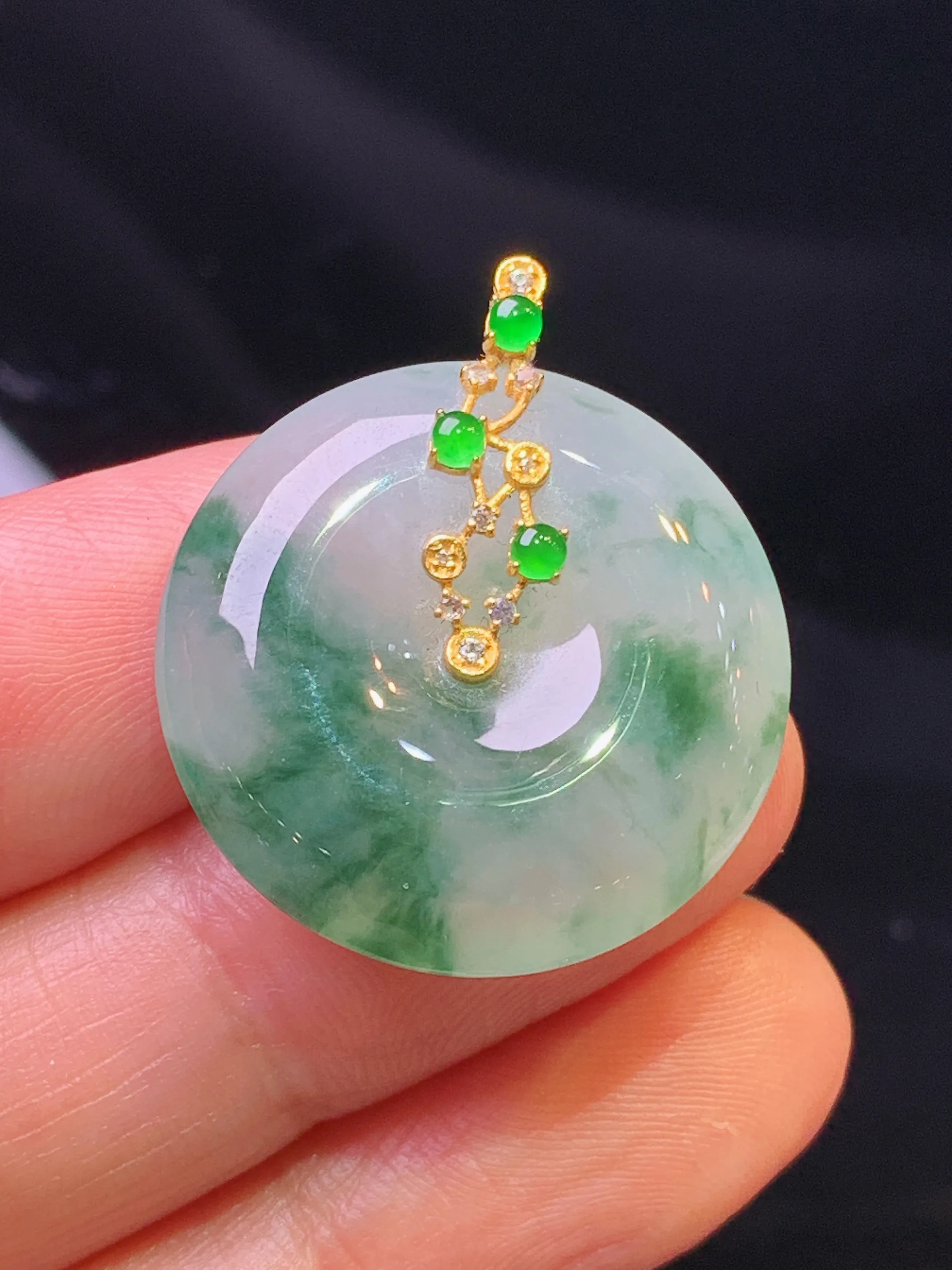 18金镶嵌飘绿平安扣吊坠 玉质细腻 色泽清新艳丽 整体尺寸27.5*5.8