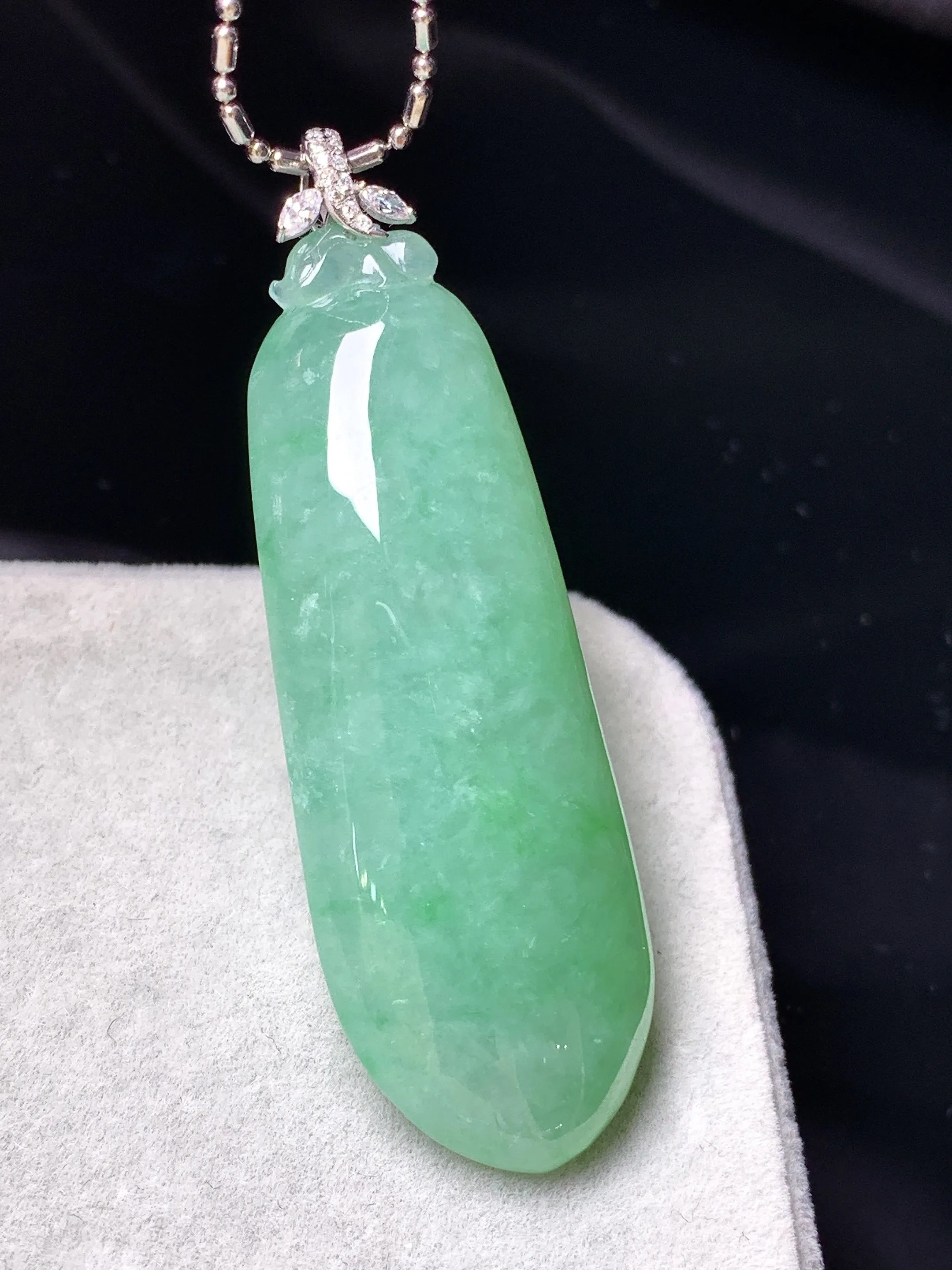 18金钻镶嵌浅绿福瓜吊坠 玉质细腻 色泽清新艳丽 整体尺寸51.3*16.3*8.8