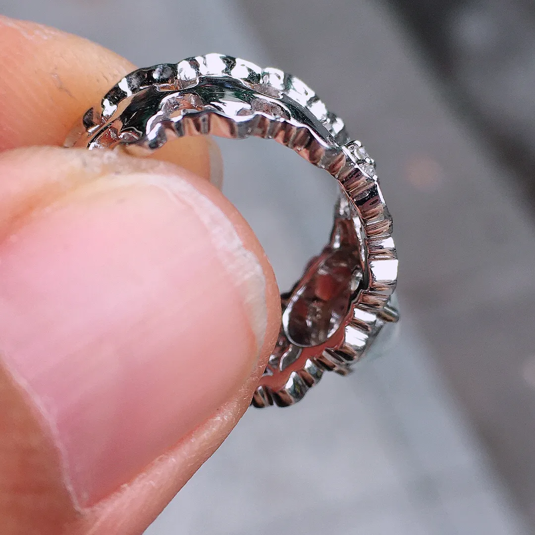 玻璃种蛋面戒指，玉质细腻，荧光感超
强，饱满圆润，尽显优雅气质，18k
金豪华镶嵌