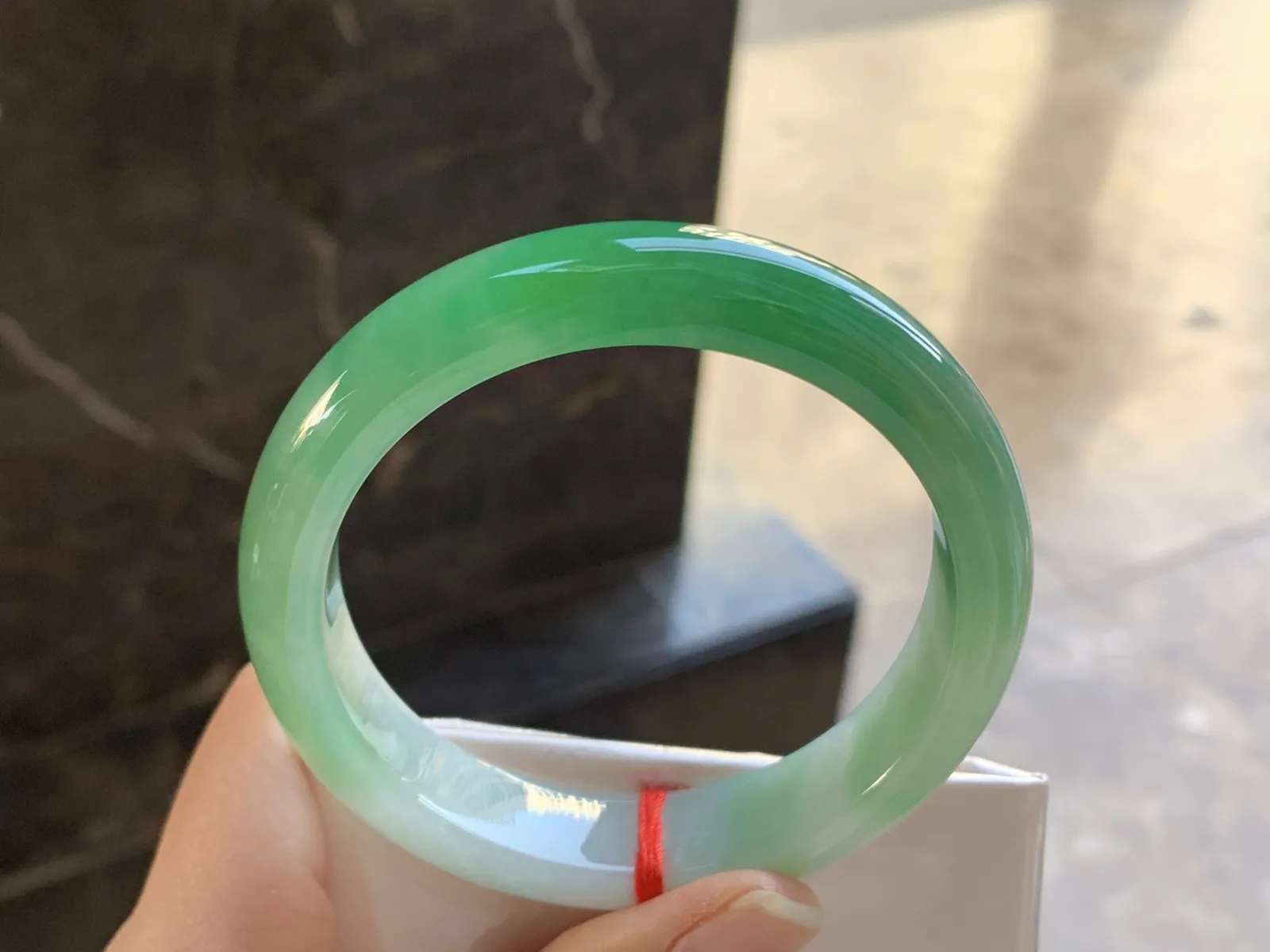 56-12.6-8.3

浓绿色手镯^_^鲜艳 玉质温润 底妆细腻