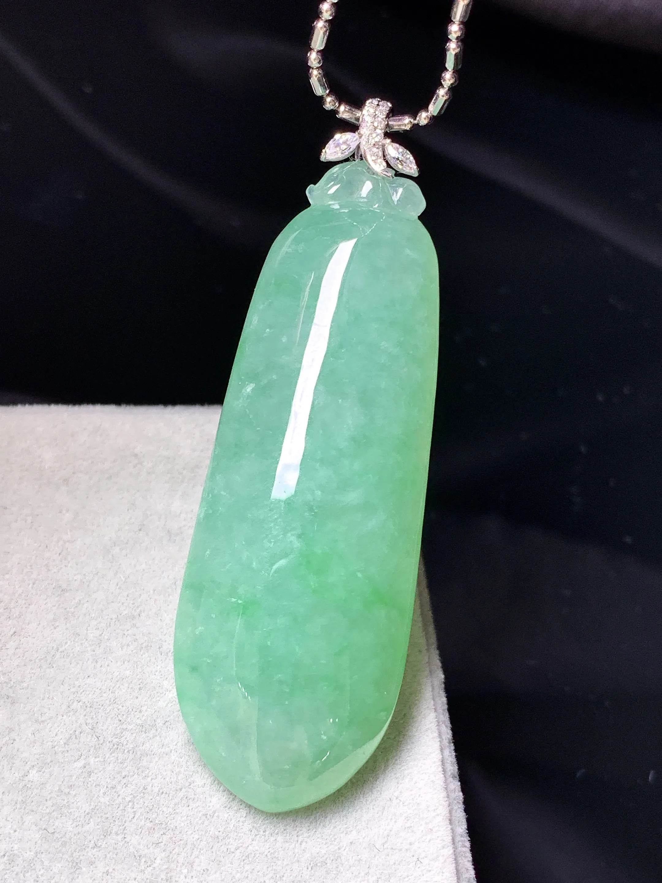 18金钻镶嵌浅绿福瓜吊坠 玉质细腻 色泽清新艳丽 整体尺寸51.3*16.3*8.8