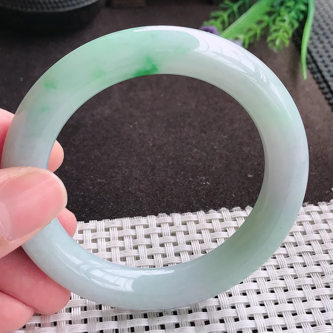 实拍A货翡翠56/11老坑冰润飘绿圆条手镯翡翠玉镯