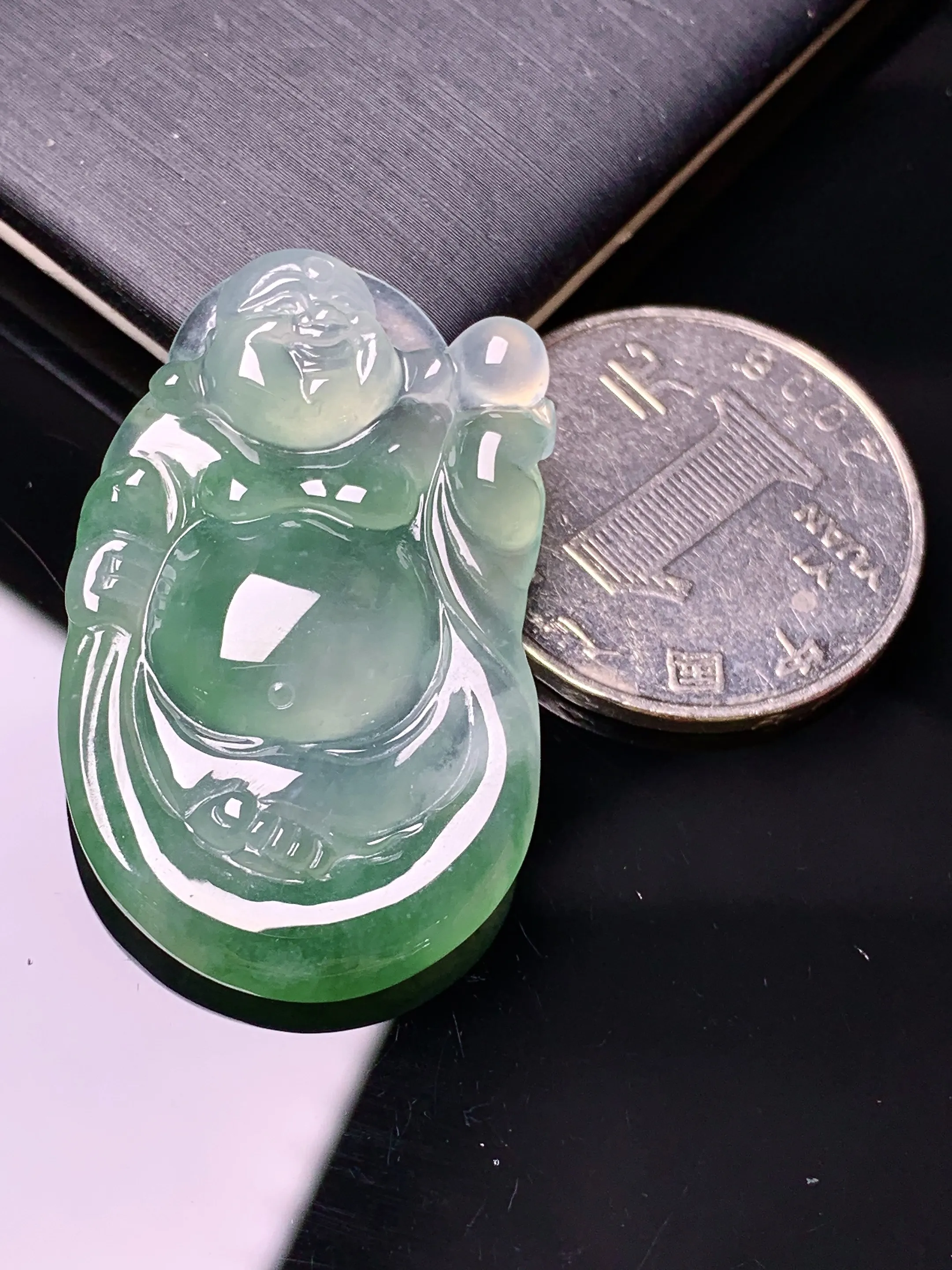 冰种飘绿逍遥佛公吊坠 玉质细腻 色泽清新艳丽 整体尺寸36.7*22.6*5.5