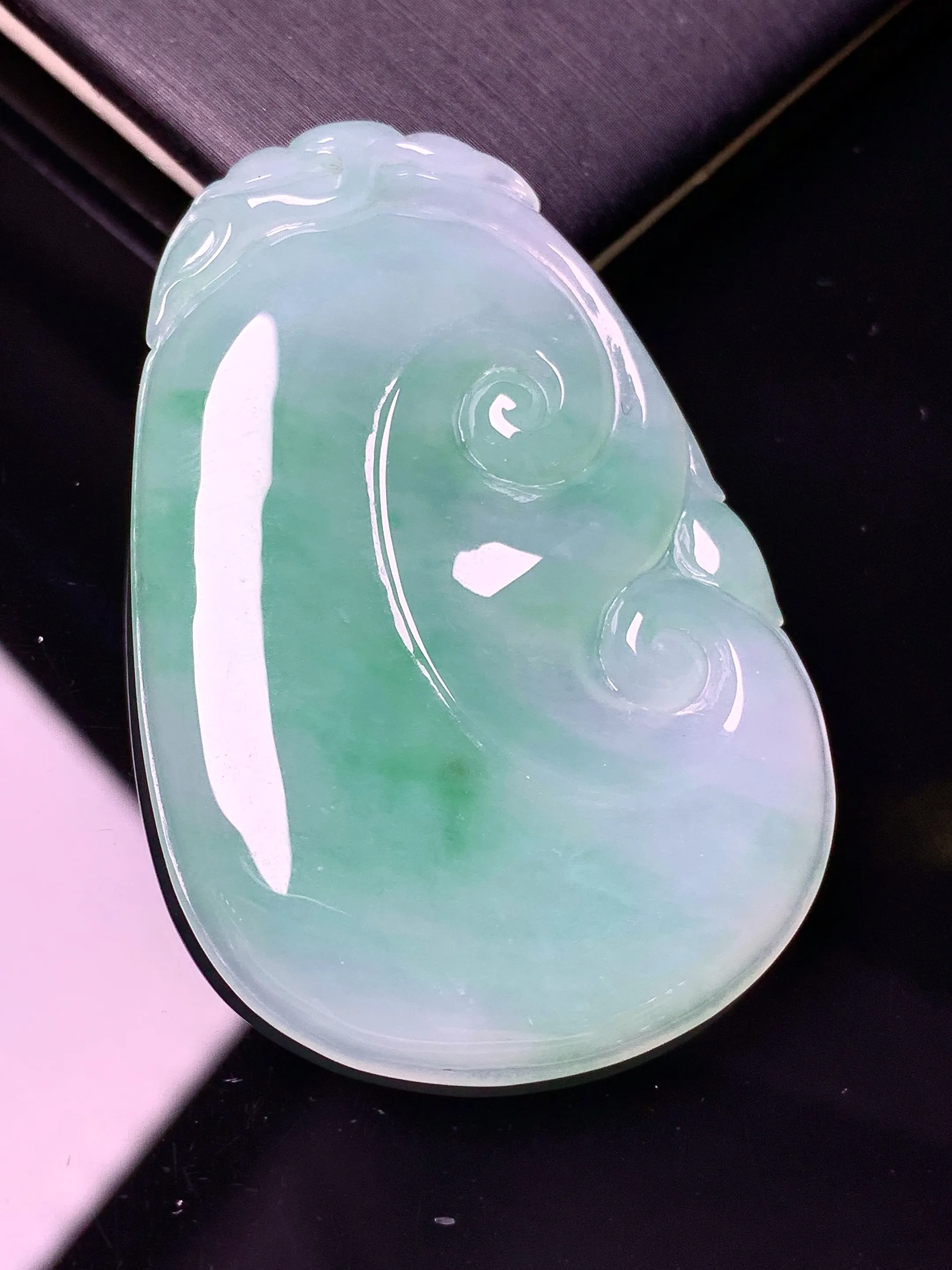 飘绿如意吊坠 玉质细腻 色泽艳丽清新 整体尺寸 49.7*33*4.8