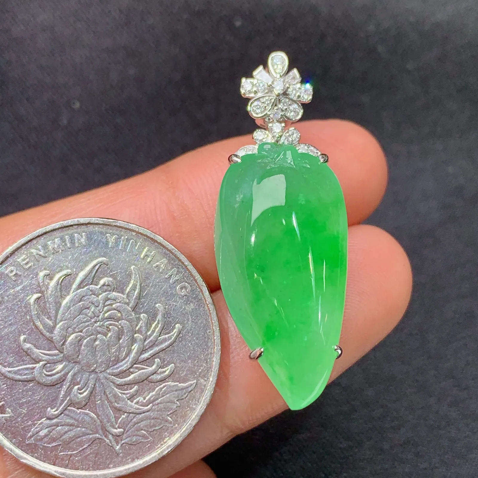 阳绿福瓜吊坠，18k金镶嵌，色泽鲜阳，冰润细腻，种水足，Jj 尺寸34.2*12.5*8.3