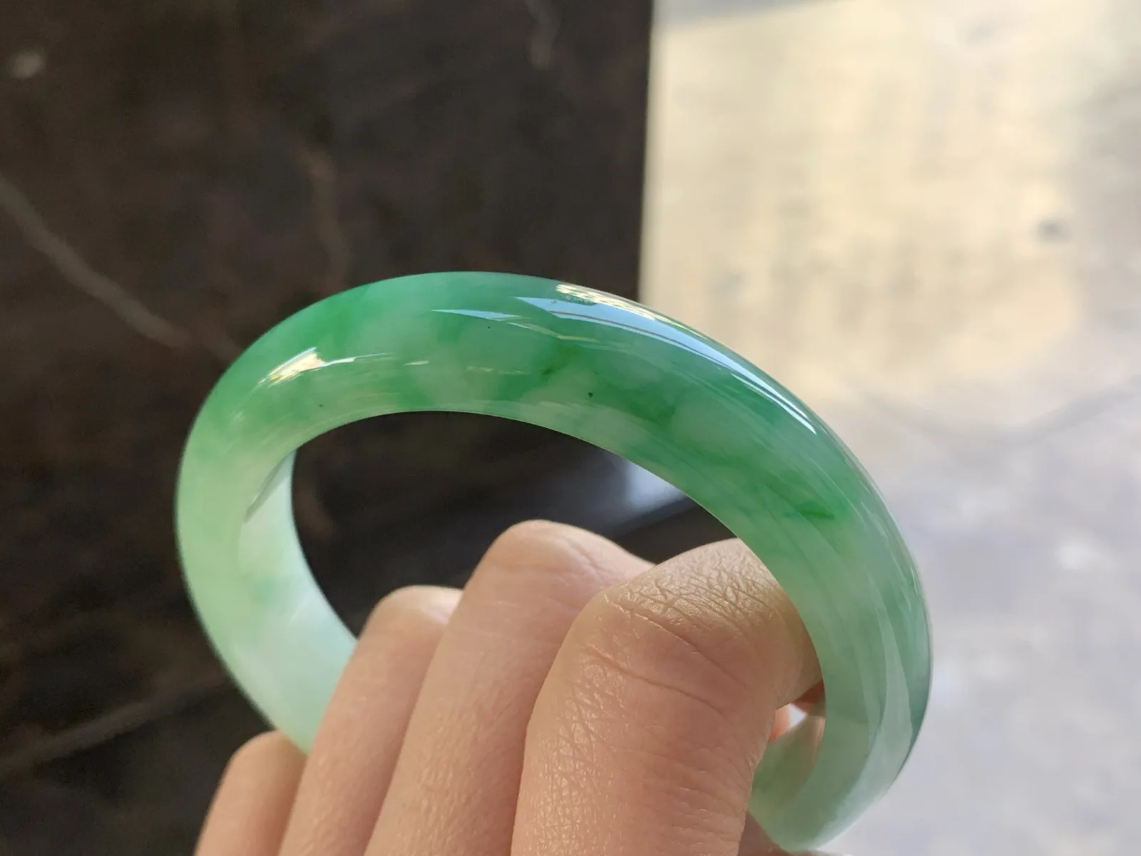 56-12.9-8.3

绿色手镯^_^颜色鲜艳 玉质温润