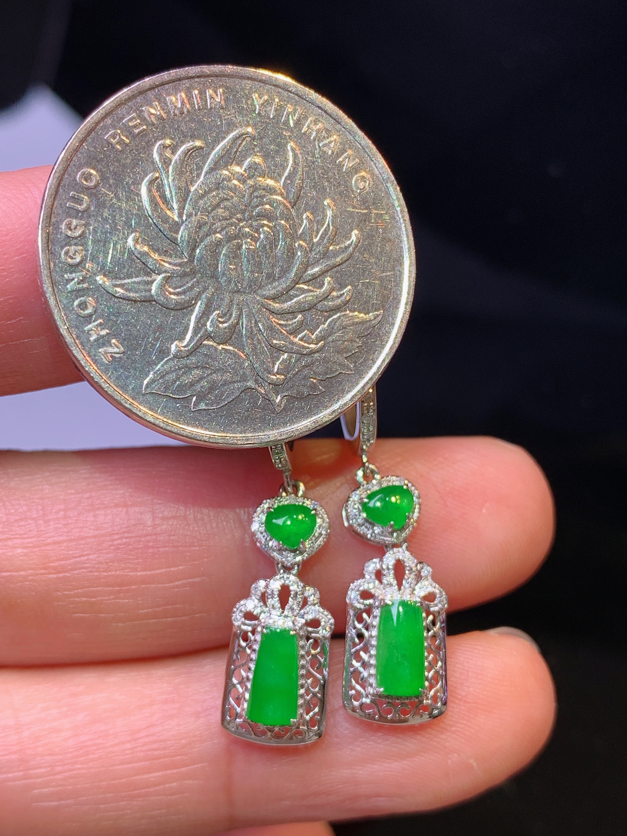 18k金钻镶嵌满绿玉柱耳坠 玉质细腻 色泽艳丽清新 整体尺寸30.5*7.2*4.6