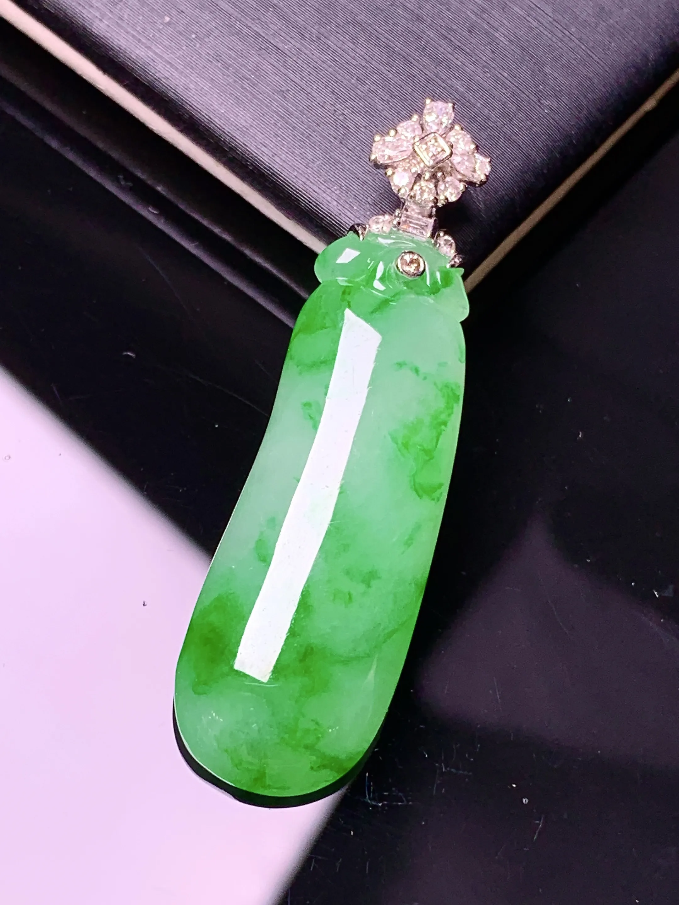 18k金钻镶嵌翠绿福瓜吊坠 玉质细腻 色泽艳丽清新 整体尺寸39.6*11.3*4.6