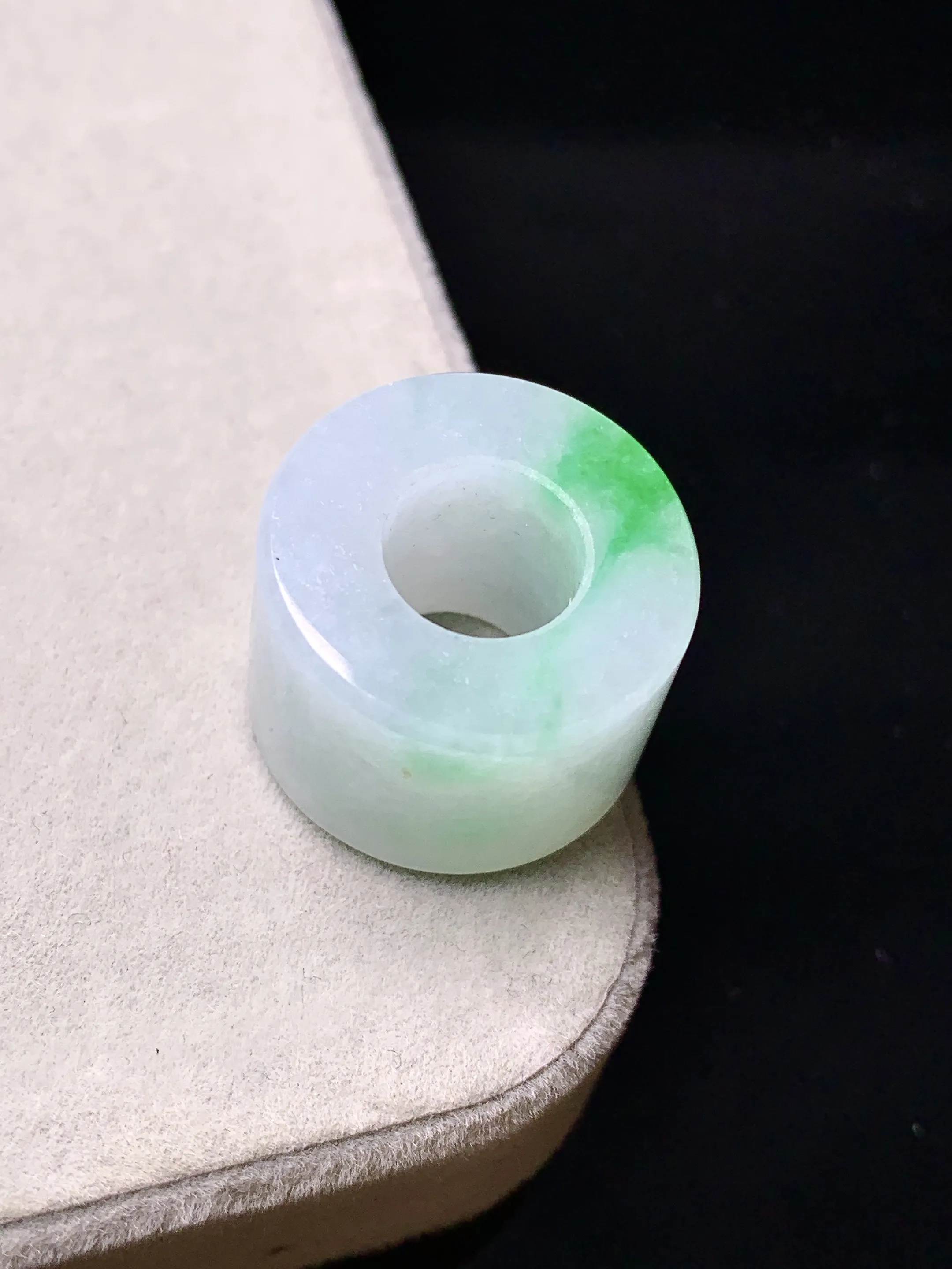 飘绿路路通吊坠 玉质细腻 色泽清新艳丽 整体尺寸18.2*18.2*12.5