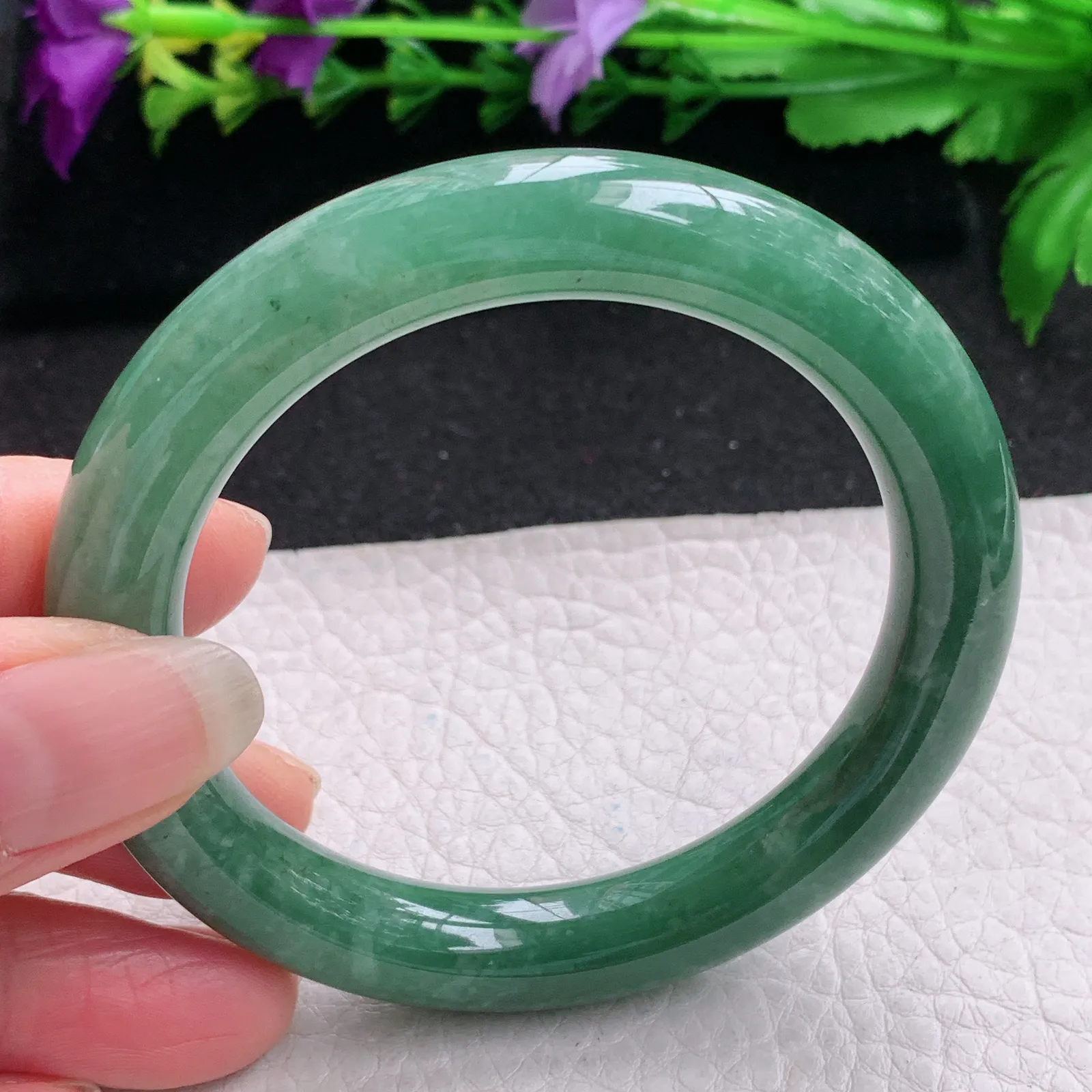 z实拍54.5*10美人镯 缅甸翡翠精飘温绿水润圆条玉手镯 玉手环