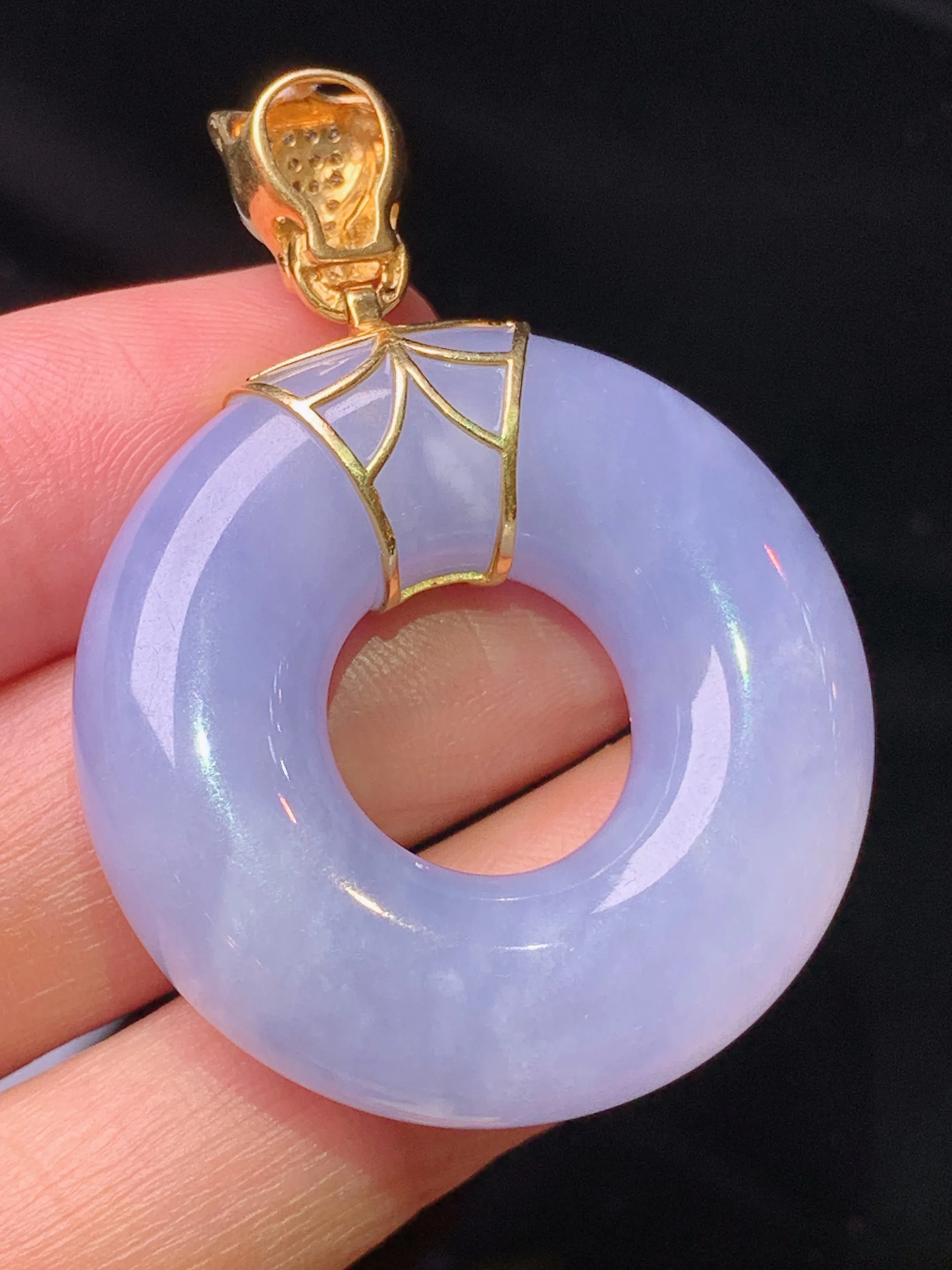 18k金钻镶嵌紫罗兰平安环吊坠 玉质细腻 色泽艳丽清新 整体尺寸 45.8*33.5*9.8