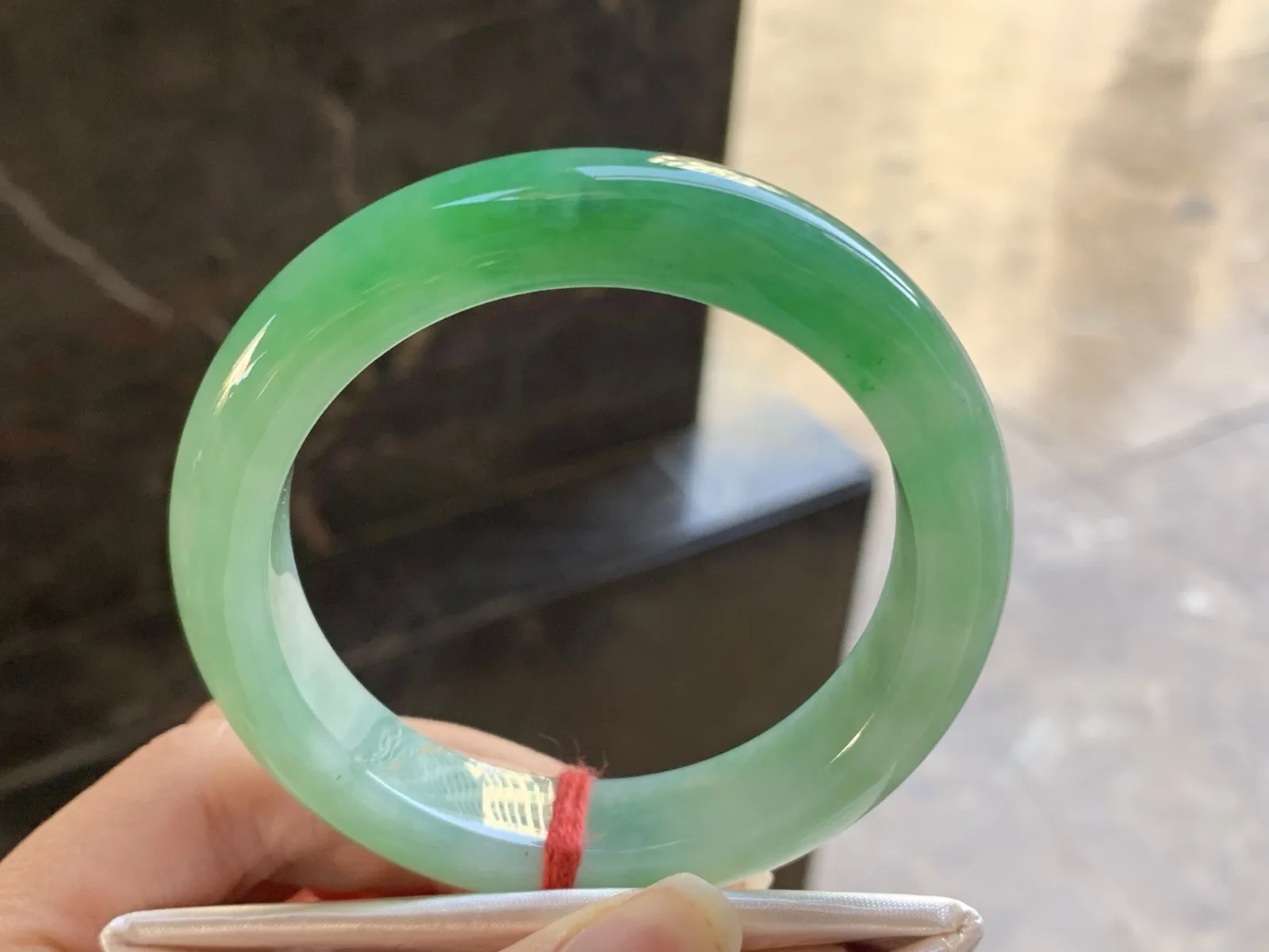 54-12.5-9.3

带色手镯^_^鲜艳 玉质温润 细腻