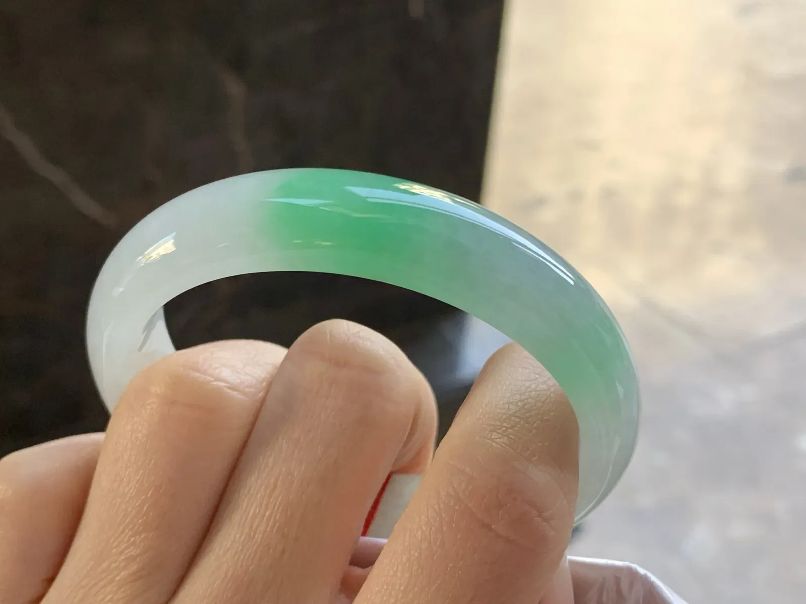 55-13.5-8

阳绿色贵妃手镯^_^玉质温润 色阳细腻 正圈52 53可以带